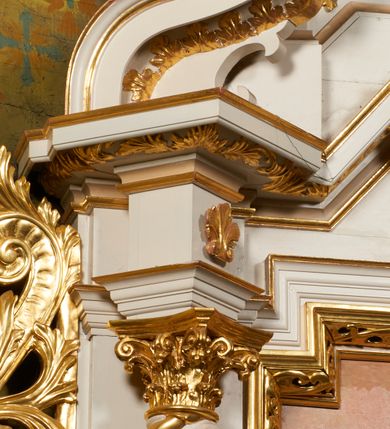 Zdjęcie nr 10: Nastawa ołtarzowa architektoniczna, jednoosiowa, dwukondygnacyjna, ustawiona na niewielkim cokole, z dwoma prostopadłościennymi postumentami wydzielonymi po bokach. Ołtarz drewniany, prostopadłościenny, z drewnianą mensą. Antepedium w formie poziomego prostokąta ujętego profilowaną ramą, w polu malowany monogram Marii, flankowany różanymi gałązkami. W predelli nastawy znajduje się płycina w formie poziomego prostokąta poszerzonego na krótszych bokach za pomocą nadwieszonych łuków półkolistych, ze sceną Zwiastowania. 
Pierwsza kondygnacja ujęta jest parą kolumn stojących na postumentach, o skręconych trzonach dekorowanych ornamentem roślinnym. Podpory dźwigają belkowanie, którego pełne odcinki nad kolumnami ustawione są pod kątem, architraw nad polem środkowym wyłamuje się schodkowo, a gzyms przyjmuje formę trzech boków z ośmioboku. Wyżej widoczny oraz przerwany falisty przyczółek. Fryz belkowania ozdobiony jest palmetami oraz dekoracją roślinną, gzyms dekorowany palmetą. Całe pole środkowe wypełnia obraz Matki Boskiej Różańcowej ze św. Dominikiem i św. Katarzyną Sieneńską w formie pionowego prostokąta z wciętymi narożami, w ramie ozdobionej stylizowanym ornamentem. Pierwsza kondygnacja ujęta jest częściowo ażurowymi uszami utworzonymi z akantu i karbowanej wstęgi. Druga kondygnacja jest węższa, flankowana parą ustawionych lekko pod kątem pilastrów, dekorowanych w partii trzonów kampanulami, dźwigających gzyms,. W polu obraz Objawienia Matki Boskiej w Lourdes w formie pionowego owalu w profilowanej ramie, flankowany kampanulami. Całość zwieńczona medalionem w glorii z monogramem Marii. Na belkowaniu niewielkie figury św. Barbary i św. Michała Archanioła. Druga kondygnacja ujęta jest pionowymi rzędami kampanul. Struktura polichromowana w kolorze białym z pozłacanymi profilami i elementami ornamentyki. 


