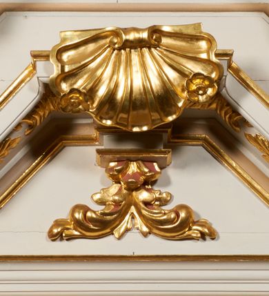 Zdjęcie nr 13: Nastawa ołtarzowa architektoniczna, jednoosiowa, dwukondygnacyjna, ustawiona na niewielkim cokole, z dwoma prostopadłościennymi postumentami wydzielonymi po bokach. Ołtarz drewniany, prostopadłościenny, z drewnianą mensą. Antepedium w formie poziomego prostokąta ujętego profilowaną ramą, w polu malowany monogram Marii, flankowany różanymi gałązkami. W predelli nastawy znajduje się płycina w formie poziomego prostokąta poszerzonego na krótszych bokach za pomocą nadwieszonych łuków półkolistych, ze sceną Zwiastowania. 
Pierwsza kondygnacja ujęta jest parą kolumn stojących na postumentach, o skręconych trzonach dekorowanych ornamentem roślinnym. Podpory dźwigają belkowanie, którego pełne odcinki nad kolumnami ustawione są pod kątem, architraw nad polem środkowym wyłamuje się schodkowo, a gzyms przyjmuje formę trzech boków z ośmioboku. Wyżej widoczny oraz przerwany falisty przyczółek. Fryz belkowania ozdobiony jest palmetami oraz dekoracją roślinną, gzyms dekorowany palmetą. Całe pole środkowe wypełnia obraz Matki Boskiej Różańcowej ze św. Dominikiem i św. Katarzyną Sieneńską w formie pionowego prostokąta z wciętymi narożami, w ramie ozdobionej stylizowanym ornamentem. Pierwsza kondygnacja ujęta jest częściowo ażurowymi uszami utworzonymi z akantu i karbowanej wstęgi. Druga kondygnacja jest węższa, flankowana parą ustawionych lekko pod kątem pilastrów, dekorowanych w partii trzonów kampanulami, dźwigających gzyms,. W polu obraz Objawienia Matki Boskiej w Lourdes w formie pionowego owalu w profilowanej ramie, flankowany kampanulami. Całość zwieńczona medalionem w glorii z monogramem Marii. Na belkowaniu niewielkie figury św. Barbary i św. Michała Archanioła. Druga kondygnacja ujęta jest pionowymi rzędami kampanul. Struktura polichromowana w kolorze białym z pozłacanymi profilami i elementami ornamentyki. 


