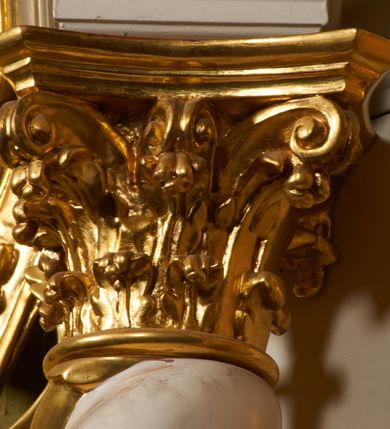 Zdjęcie nr 5: Nastawa ołtarzowa architektoniczna, jednoosiowa, dwukondygnacyjna, ustawiona na niewielkim cokole, z dwoma prostopadłościennymi postumentami wydzielonymi po bokach. Ołtarz drewniany, prostopadłościenny, z drewnianą mensą. Antepedium w formie poziomego prostokąta ujętego profilowaną ramą, w polu malowany monogram Marii, flankowany różanymi gałązkami. W predelli nastawy znajduje się płycina w formie poziomego prostokąta poszerzonego na krótszych bokach za pomocą nadwieszonych łuków półkolistych, ze sceną Zwiastowania. 
Pierwsza kondygnacja ujęta jest parą kolumn stojących na postumentach, o skręconych trzonach dekorowanych ornamentem roślinnym. Podpory dźwigają belkowanie, którego pełne odcinki nad kolumnami ustawione są pod kątem, architraw nad polem środkowym wyłamuje się schodkowo, a gzyms przyjmuje formę trzech boków z ośmioboku. Wyżej widoczny oraz przerwany falisty przyczółek. Fryz belkowania ozdobiony jest palmetami oraz dekoracją roślinną, gzyms dekorowany palmetą. Całe pole środkowe wypełnia obraz Matki Boskiej Różańcowej ze św. Dominikiem i św. Katarzyną Sieneńską w formie pionowego prostokąta z wciętymi narożami, w ramie ozdobionej stylizowanym ornamentem. Pierwsza kondygnacja ujęta jest częściowo ażurowymi uszami utworzonymi z akantu i karbowanej wstęgi. Druga kondygnacja jest węższa, flankowana parą ustawionych lekko pod kątem pilastrów, dekorowanych w partii trzonów kampanulami, dźwigających gzyms,. W polu obraz Objawienia Matki Boskiej w Lourdes w formie pionowego owalu w profilowanej ramie, flankowany kampanulami. Całość zwieńczona medalionem w glorii z monogramem Marii. Na belkowaniu niewielkie figury św. Barbary i św. Michała Archanioła. Druga kondygnacja ujęta jest pionowymi rzędami kampanul. Struktura polichromowana w kolorze białym z pozłacanymi profilami i elementami ornamentyki. 


