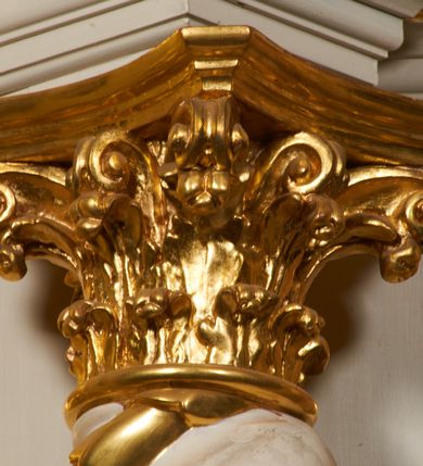 Zdjęcie nr 4: Nastawa ołtarzowa architektoniczna, jednoosiowa, dwukondygnacyjna, ustawiona na niewielkim cokole, z dwoma prostopadłościennymi postumentami wydzielonymi po bokach. Ołtarz drewniany, prostopadłościenny, z drewnianą mensą. Antepedium w formie poziomego prostokąta ujętego profilowaną ramą, w polu malowany monogram Marii, flankowany różanymi gałązkami. W predelli nastawy znajduje się płycina w formie poziomego prostokąta poszerzonego na krótszych bokach za pomocą nadwieszonych łuków półkolistych, ze sceną Zwiastowania. 
Pierwsza kondygnacja ujęta jest parą kolumn stojących na postumentach, o skręconych trzonach dekorowanych ornamentem roślinnym. Podpory dźwigają belkowanie, którego pełne odcinki nad kolumnami ustawione są pod kątem, architraw nad polem środkowym wyłamuje się schodkowo, a gzyms przyjmuje formę trzech boków z ośmioboku. Wyżej widoczny oraz przerwany falisty przyczółek. Fryz belkowania ozdobiony jest palmetami oraz dekoracją roślinną, gzyms dekorowany palmetą. Całe pole środkowe wypełnia obraz Matki Boskiej Różańcowej ze św. Dominikiem i św. Katarzyną Sieneńską w formie pionowego prostokąta z wciętymi narożami, w ramie ozdobionej stylizowanym ornamentem. Pierwsza kondygnacja ujęta jest częściowo ażurowymi uszami utworzonymi z akantu i karbowanej wstęgi. Druga kondygnacja jest węższa, flankowana parą ustawionych lekko pod kątem pilastrów, dekorowanych w partii trzonów kampanulami, dźwigających gzyms,. W polu obraz Objawienia Matki Boskiej w Lourdes w formie pionowego owalu w profilowanej ramie, flankowany kampanulami. Całość zwieńczona medalionem w glorii z monogramem Marii. Na belkowaniu niewielkie figury św. Barbary i św. Michała Archanioła. Druga kondygnacja ujęta jest pionowymi rzędami kampanul. Struktura polichromowana w kolorze białym z pozłacanymi profilami i elementami ornamentyki. 


