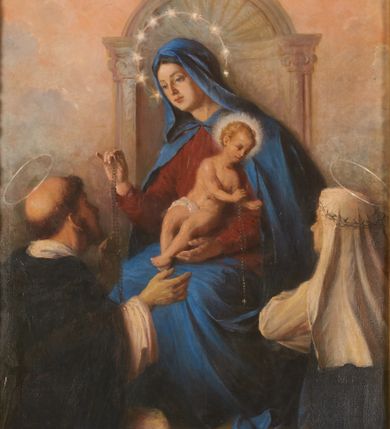 Zdjęcie nr 1: Obraz w formie stojącego prostokąta z wciętymi górnymi narożami z przedstawieniem tronującej Matki Boskiej z Dzieciątkiem wręczających różańce klęczącym przed nimi świętym dominikańskim – św. Dominikowi i św. Katarzynie Sieneńskiej. Maria siedzi na architektoniczno-rzeźbiarskim, ustawionym na dwóch stopniach tronie o renesansowych formach widocznego z tyłu zaplecka. Matka Boska zwrócona jest w trzech czwartych w prawo, lewą ręką podtrzymuje siedzące na jej kolanach Dzieciątko, prawą podaje różaniec św. Dominikowi. Ubrana jest w czerwoną suknię oraz niebieski płaszcz opadający na ramiona i kolana, z kapturem założonym na głowę, wokół której widnieje wieniec z gwiazd. Dzieciątko przechylone jest w lewo i podaje różaniec św. Katarzynie, przepasane jest w partii bioder białą tkaniną. Święci klęczą poniżej, ukazani są w trzech czwartych, zwróceni ku postaci Marii, tyłem do widza. Święty Dominik z dłońmi wyciągniętymi do przodu, św. Katarzyna ze złożonymi na piersi. Ubrani są w habity dominikańskie, św. Katarzyna przedstawiona ze swoim atrybutem – koroną cierniową na głowie. Scena ukazana na tle różowo-błękitnego nieba, wśród obłoków. W prawym dolnym rogu sygnatura „L[eonard] Stroynowski 1921”. Obraz ujęty ramą w formie stojącego prostokąta z wciętymi górnymi narożami dekorowaną rzeźbionym i ażurowym ornamentem utworzonym z cęgów i wolut.
