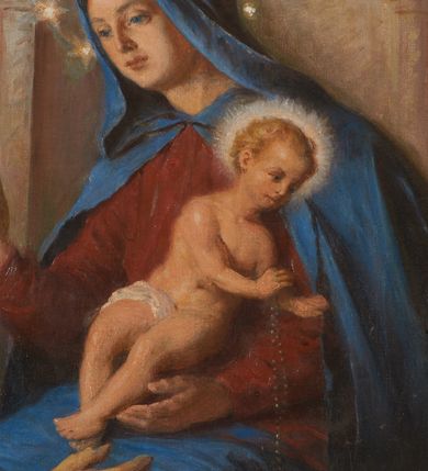 Zdjęcie nr 2: Obraz w formie stojącego prostokąta z wciętymi górnymi narożami z przedstawieniem tronującej Matki Boskiej z Dzieciątkiem wręczających różańce klęczącym przed nimi świętym dominikańskim – św. Dominikowi i św. Katarzynie Sieneńskiej. Maria siedzi na architektoniczno-rzeźbiarskim, ustawionym na dwóch stopniach tronie o renesansowych formach widocznego z tyłu zaplecka. Matka Boska zwrócona jest w trzech czwartych w prawo, lewą ręką podtrzymuje siedzące na jej kolanach Dzieciątko, prawą podaje różaniec św. Dominikowi. Ubrana jest w czerwoną suknię oraz niebieski płaszcz opadający na ramiona i kolana, z kapturem założonym na głowę, wokół której widnieje wieniec z gwiazd. Dzieciątko przechylone jest w lewo i podaje różaniec św. Katarzynie, przepasane jest w partii bioder białą tkaniną. Święci klęczą poniżej, ukazani są w trzech czwartych, zwróceni ku postaci Marii, tyłem do widza. Święty Dominik z dłońmi wyciągniętymi do przodu, św. Katarzyna ze złożonymi na piersi. Ubrani są w habity dominikańskie, św. Katarzyna przedstawiona ze swoim atrybutem – koroną cierniową na głowie. Scena ukazana na tle różowo-błękitnego nieba, wśród obłoków. W prawym dolnym rogu sygnatura „L[eonard] Stroynowski 1921”. Obraz ujęty ramą w formie stojącego prostokąta z wciętymi górnymi narożami dekorowaną rzeźbionym i ażurowym ornamentem utworzonym z cęgów i wolut.
