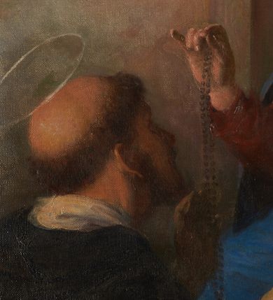 Zdjęcie nr 7: Obraz w formie stojącego prostokąta z wciętymi górnymi narożami z przedstawieniem tronującej Matki Boskiej z Dzieciątkiem wręczających różańce klęczącym przed nimi świętym dominikańskim – św. Dominikowi i św. Katarzynie Sieneńskiej. Maria siedzi na architektoniczno-rzeźbiarskim, ustawionym na dwóch stopniach tronie o renesansowych formach widocznego z tyłu zaplecka. Matka Boska zwrócona jest w trzech czwartych w prawo, lewą ręką podtrzymuje siedzące na jej kolanach Dzieciątko, prawą podaje różaniec św. Dominikowi. Ubrana jest w czerwoną suknię oraz niebieski płaszcz opadający na ramiona i kolana, z kapturem założonym na głowę, wokół której widnieje wieniec z gwiazd. Dzieciątko przechylone jest w lewo i podaje różaniec św. Katarzynie, przepasane jest w partii bioder białą tkaniną. Święci klęczą poniżej, ukazani są w trzech czwartych, zwróceni ku postaci Marii, tyłem do widza. Święty Dominik z dłońmi wyciągniętymi do przodu, św. Katarzyna ze złożonymi na piersi. Ubrani są w habity dominikańskie, św. Katarzyna przedstawiona ze swoim atrybutem – koroną cierniową na głowie. Scena ukazana na tle różowo-błękitnego nieba, wśród obłoków. W prawym dolnym rogu sygnatura „L[eonard] Stroynowski 1921”. Obraz ujęty ramą w formie stojącego prostokąta z wciętymi górnymi narożami dekorowaną rzeźbionym i ażurowym ornamentem utworzonym z cęgów i wolut.
