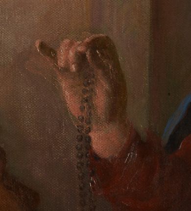 Zdjęcie nr 5: Obraz w formie stojącego prostokąta z wciętymi górnymi narożami z przedstawieniem tronującej Matki Boskiej z Dzieciątkiem wręczających różańce klęczącym przed nimi świętym dominikańskim – św. Dominikowi i św. Katarzynie Sieneńskiej. Maria siedzi na architektoniczno-rzeźbiarskim, ustawionym na dwóch stopniach tronie o renesansowych formach widocznego z tyłu zaplecka. Matka Boska zwrócona jest w trzech czwartych w prawo, lewą ręką podtrzymuje siedzące na jej kolanach Dzieciątko, prawą podaje różaniec św. Dominikowi. Ubrana jest w czerwoną suknię oraz niebieski płaszcz opadający na ramiona i kolana, z kapturem założonym na głowę, wokół której widnieje wieniec z gwiazd. Dzieciątko przechylone jest w lewo i podaje różaniec św. Katarzynie, przepasane jest w partii bioder białą tkaniną. Święci klęczą poniżej, ukazani są w trzech czwartych, zwróceni ku postaci Marii, tyłem do widza. Święty Dominik z dłońmi wyciągniętymi do przodu, św. Katarzyna ze złożonymi na piersi. Ubrani są w habity dominikańskie, św. Katarzyna przedstawiona ze swoim atrybutem – koroną cierniową na głowie. Scena ukazana na tle różowo-błękitnego nieba, wśród obłoków. W prawym dolnym rogu sygnatura „L[eonard] Stroynowski 1921”. Obraz ujęty ramą w formie stojącego prostokąta z wciętymi górnymi narożami dekorowaną rzeźbionym i ażurowym ornamentem utworzonym z cęgów i wolut.
