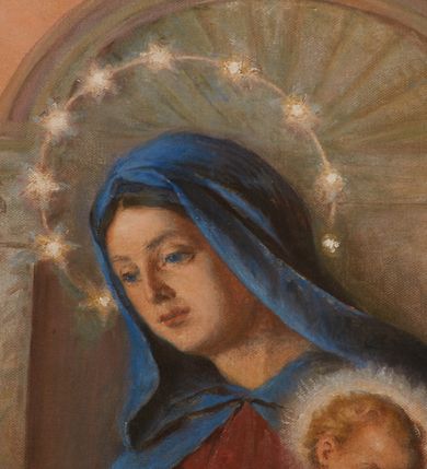 Zdjęcie nr 4: Obraz w formie stojącego prostokąta z wciętymi górnymi narożami z przedstawieniem tronującej Matki Boskiej z Dzieciątkiem wręczających różańce klęczącym przed nimi świętym dominikańskim – św. Dominikowi i św. Katarzynie Sieneńskiej. Maria siedzi na architektoniczno-rzeźbiarskim, ustawionym na dwóch stopniach tronie o renesansowych formach widocznego z tyłu zaplecka. Matka Boska zwrócona jest w trzech czwartych w prawo, lewą ręką podtrzymuje siedzące na jej kolanach Dzieciątko, prawą podaje różaniec św. Dominikowi. Ubrana jest w czerwoną suknię oraz niebieski płaszcz opadający na ramiona i kolana, z kapturem założonym na głowę, wokół której widnieje wieniec z gwiazd. Dzieciątko przechylone jest w lewo i podaje różaniec św. Katarzynie, przepasane jest w partii bioder białą tkaniną. Święci klęczą poniżej, ukazani są w trzech czwartych, zwróceni ku postaci Marii, tyłem do widza. Święty Dominik z dłońmi wyciągniętymi do przodu, św. Katarzyna ze złożonymi na piersi. Ubrani są w habity dominikańskie, św. Katarzyna przedstawiona ze swoim atrybutem – koroną cierniową na głowie. Scena ukazana na tle różowo-błękitnego nieba, wśród obłoków. W prawym dolnym rogu sygnatura „L[eonard] Stroynowski 1921”. Obraz ujęty ramą w formie stojącego prostokąta z wciętymi górnymi narożami dekorowaną rzeźbionym i ażurowym ornamentem utworzonym z cęgów i wolut.
