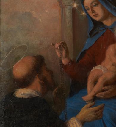 Zdjęcie nr 3: Obraz w formie stojącego prostokąta z wciętymi górnymi narożami z przedstawieniem tronującej Matki Boskiej z Dzieciątkiem wręczających różańce klęczącym przed nimi świętym dominikańskim – św. Dominikowi i św. Katarzynie Sieneńskiej. Maria siedzi na architektoniczno-rzeźbiarskim, ustawionym na dwóch stopniach tronie o renesansowych formach widocznego z tyłu zaplecka. Matka Boska zwrócona jest w trzech czwartych w prawo, lewą ręką podtrzymuje siedzące na jej kolanach Dzieciątko, prawą podaje różaniec św. Dominikowi. Ubrana jest w czerwoną suknię oraz niebieski płaszcz opadający na ramiona i kolana, z kapturem założonym na głowę, wokół której widnieje wieniec z gwiazd. Dzieciątko przechylone jest w lewo i podaje różaniec św. Katarzynie, przepasane jest w partii bioder białą tkaniną. Święci klęczą poniżej, ukazani są w trzech czwartych, zwróceni ku postaci Marii, tyłem do widza. Święty Dominik z dłońmi wyciągniętymi do przodu, św. Katarzyna ze złożonymi na piersi. Ubrani są w habity dominikańskie, św. Katarzyna przedstawiona ze swoim atrybutem – koroną cierniową na głowie. Scena ukazana na tle różowo-błękitnego nieba, wśród obłoków. W prawym dolnym rogu sygnatura „L[eonard] Stroynowski 1921”. Obraz ujęty ramą w formie stojącego prostokąta z wciętymi górnymi narożami dekorowaną rzeźbionym i ażurowym ornamentem utworzonym z cęgów i wolut.
