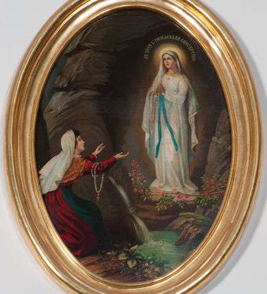 Zdjęcie nr 1: Obraz w formie pionowego owalu przedstawiający objawienie Matki Boskiej Bernadecie Soubirous. W prawej części obrazu, w grocie znajduje się Maria zwrócona w trzech czwartych w prawo, z dłońmi złożonymi w geście modlitwy, na prawym przedramieniu ma zawieszony różaniec. Ubrana jest w białą suknię przepasaną błękitną szarfą, na głowie ma biały welon, na stopach dwie żółte róże. Wokół jej głowy znajduje się nimb i napis „JE SUIS L&#039;IMMACULÉE CONCEPTION.”. Stopy Marii ujmują gałęzie z krzaku róży. Przed grotą znajduje się źródełko. W lewej części obrazu ukazana została z profilu klęcząca Bernadeta, z wyciągniętymi przed siebie rękami. Ubrana jest w czerwoną suknię z niebieskim fartuchem, kwiecistą chustę na plecach, z białym welonem na głowie, na prawym przedramieniu ma zawieszony różaniec. 

