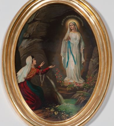 Zdjęcie nr 1: Obraz w formie pionowego owalu przedstawiający objawienie Matki Boskiej Bernadecie Soubirous. W prawej części obrazu, w grocie znajduje się Maria zwrócona w trzech czwartych w prawo, z dłońmi złożonymi w geście modlitwy, na prawym przedramieniu ma zawieszony różaniec. Ubrana jest w białą suknię przepasaną błękitną szarfą, na głowie ma biały welon, na stopach dwie żółte róże. Wokół jej głowy znajduje się nimb i napis „JE SUIS L'IMMACULÉE CONCEPTION.”. Stopy Marii ujmują gałęzie z krzaku róży. Przed grotą znajduje się źródełko. W lewej części obrazu ukazana została z profilu klęcząca Bernadeta, z wyciągniętymi przed siebie rękami. Ubrana jest w czerwoną suknię z niebieskim fartuchem, kwiecistą chustę na plecach, z białym welonem na głowie, na prawym przedramieniu ma zawieszony różaniec. 

