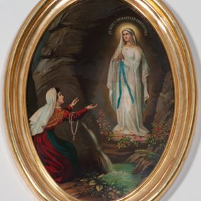 Zdjęcie nr 1: Obraz w formie pionowego owalu przedstawiający objawienie Matki Boskiej Bernadecie Soubirous. W prawej części obrazu, w grocie znajduje się Maria zwrócona w trzech czwartych w prawo, z dłońmi złożonymi w geście modlitwy, na prawym przedramieniu ma zawieszony różaniec. Ubrana jest w białą suknię przepasaną błękitną szarfą, na głowie ma biały welon, na stopach dwie żółte róże. Wokół jej głowy znajduje się nimb i napis „JE SUIS L&#039;IMMACULÉE CONCEPTION.”. Stopy Marii ujmują gałęzie z krzaku róży. Przed grotą znajduje się źródełko. W lewej części obrazu ukazana została z profilu klęcząca Bernadeta, z wyciągniętymi przed siebie rękami. Ubrana jest w czerwoną suknię z niebieskim fartuchem, kwiecistą chustę na plecach, z białym welonem na głowie, na prawym przedramieniu ma zawieszony różaniec. 

