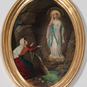 Zdjęcie nr 1: Obraz w formie pionowego owalu przedstawiający objawienie Matki Boskiej Bernadecie Soubirous. W prawej części obrazu, w grocie znajduje się Maria zwrócona w trzech czwartych w prawo, z dłońmi złożonymi w geście modlitwy, na prawym przedramieniu ma zawieszony różaniec. Ubrana jest w białą suknię przepasaną błękitną szarfą, na głowie ma biały welon, na stopach dwie żółte róże. Wokół jej głowy znajduje się nimb i napis „JE SUIS L&#039;IMMACULÉE CONCEPTION.”. Stopy Marii ujmują gałęzie z krzaku róży. Przed grotą znajduje się źródełko. W lewej części obrazu ukazana została z profilu klęcząca Bernadeta, z wyciągniętymi przed siebie rękami. Ubrana jest w czerwoną suknię z niebieskim fartuchem, kwiecistą chustę na plecach, z białym welonem na głowie, na prawym przedramieniu ma zawieszony różaniec. 

