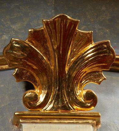 Zdjęcie nr 4: Ambona jest przyścienna, wisząca, z dostępem od zakrystii przez drzwiczki w zaplecku. Kosz ma na planie połowy ośmioboku, na podstawie w formie wałka dekorowanego liśćmi, z podwieszeniem zakończonym szyszką. Ścianki kosza wydzielone są pilastrami rozmieszczonymi w narożach wieloboku, zakończonymi palmetami. Pomiędzy pilastrami znajdują się prostokątne płyciny dekorowane w górnej części ornamentem roślinnym, parapet przyjmuje formę gzymsu. Rolę zaplecka pełnią prostokątne drzwi we wnęce ujęte prostą ramą. Baldachim niepołączony z zapleckiem, na planie ośmioboku, ma formę pełnego belkowania dekorowanego kostkowaniem, w partii fryzu widnieje napis: „A(NNO) D(OMINI) 1601. [CUSTO]DIVNT ILLV[D] VERBVM DEI. BEATI QUI”. Podniebienie baldachimu malowane jest w motywy roślinne z podwieszoną rzeźbioną gołębicą Ducha Świętego w glorii promienistej. Struktura polichromowana jest w kolorze błękitnym, szarym i kremowym, z czerwonymi, pozłacanymi i posrebrzanymi elementami. 

