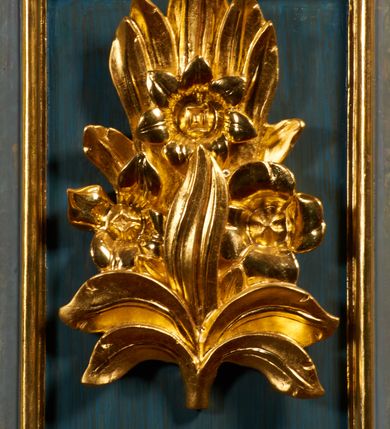 Zdjęcie nr 9: Ambona jest przyścienna, wisząca, z dostępem od zakrystii przez drzwiczki w zaplecku. Kosz ma na planie połowy ośmioboku, na podstawie w formie wałka dekorowanego liśćmi, z podwieszeniem zakończonym szyszką. Ścianki kosza wydzielone są pilastrami rozmieszczonymi w narożach wieloboku, zakończonymi palmetami. Pomiędzy pilastrami znajdują się prostokątne płyciny dekorowane w górnej części ornamentem roślinnym, parapet przyjmuje formę gzymsu. Rolę zaplecka pełnią prostokątne drzwi we wnęce ujęte prostą ramą. Baldachim niepołączony z zapleckiem, na planie ośmioboku, ma formę pełnego belkowania dekorowanego kostkowaniem, w partii fryzu widnieje napis: „A(NNO) D(OMINI) 1601. [CUSTO]DIVNT ILLV[D] VERBVM DEI. BEATI QUI”. Podniebienie baldachimu malowane jest w motywy roślinne z podwieszoną rzeźbioną gołębicą Ducha Świętego w glorii promienistej. Struktura polichromowana jest w kolorze błękitnym, szarym i kremowym, z czerwonymi, pozłacanymi i posrebrzanymi elementami. 

