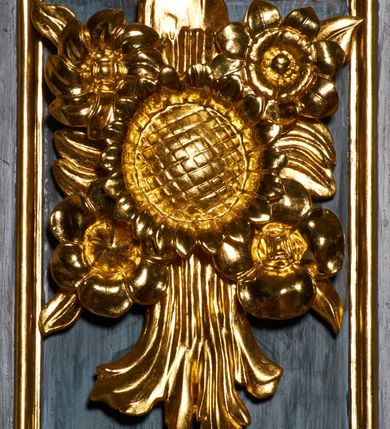 Zdjęcie nr 7: Ambona jest przyścienna, wisząca, z dostępem od zakrystii przez drzwiczki w zaplecku. Kosz ma na planie połowy ośmioboku, na podstawie w formie wałka dekorowanego liśćmi, z podwieszeniem zakończonym szyszką. Ścianki kosza wydzielone są pilastrami rozmieszczonymi w narożach wieloboku, zakończonymi palmetami. Pomiędzy pilastrami znajdują się prostokątne płyciny dekorowane w górnej części ornamentem roślinnym, parapet przyjmuje formę gzymsu. Rolę zaplecka pełnią prostokątne drzwi we wnęce ujęte prostą ramą. Baldachim niepołączony z zapleckiem, na planie ośmioboku, ma formę pełnego belkowania dekorowanego kostkowaniem, w partii fryzu widnieje napis: „A(NNO) D(OMINI) 1601. [CUSTO]DIVNT ILLV[D] VERBVM DEI. BEATI QUI”. Podniebienie baldachimu malowane jest w motywy roślinne z podwieszoną rzeźbioną gołębicą Ducha Świętego w glorii promienistej. Struktura polichromowana jest w kolorze błękitnym, szarym i kremowym, z czerwonymi, pozłacanymi i posrebrzanymi elementami. 

