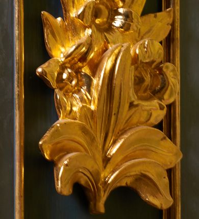 Zdjęcie nr 8: Ambona jest przyścienna, wisząca, z dostępem od zakrystii przez drzwiczki w zaplecku. Kosz ma na planie połowy ośmioboku, na podstawie w formie wałka dekorowanego liśćmi, z podwieszeniem zakończonym szyszką. Ścianki kosza wydzielone są pilastrami rozmieszczonymi w narożach wieloboku, zakończonymi palmetami. Pomiędzy pilastrami znajdują się prostokątne płyciny dekorowane w górnej części ornamentem roślinnym, parapet przyjmuje formę gzymsu. Rolę zaplecka pełnią prostokątne drzwi we wnęce ujęte prostą ramą. Baldachim niepołączony z zapleckiem, na planie ośmioboku, ma formę pełnego belkowania dekorowanego kostkowaniem, w partii fryzu widnieje napis: „A(NNO) D(OMINI) 1601. [CUSTO]DIVNT ILLV[D] VERBVM DEI. BEATI QUI”. Podniebienie baldachimu malowane jest w motywy roślinne z podwieszoną rzeźbioną gołębicą Ducha Świętego w glorii promienistej. Struktura polichromowana jest w kolorze błękitnym, szarym i kremowym, z czerwonymi, pozłacanymi i posrebrzanymi elementami. 

