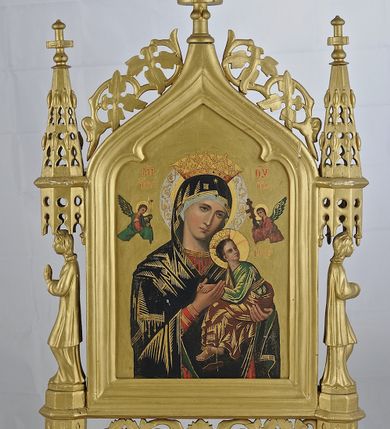 Zdjęcie nr 2: Feretron obustronny, z przedstawieniem Najświętszego Serca Pana Jezusa malowanym na blasze i na odwrocie Matki Boskiej Nieustającej Pomocy malowanej na drewnie. Rama w kształcie pionowego prostokąta, zamkniętego łukiem w ostry grzbiet. Przy dolnej krawędzi umieszczone ażurowe zwoje ornamentu roślinnego, ujęte postumentami, w których wydrążono prostokątne otwory do wsuwania drążków. Feretron ustawiony na dwóch nóżkach. Po bokach ustawione profilem postacie na konsolach, ponad nimi znajdują się ażurowe baldachimy ze sterczynami. Rama łuku wieńczącego ozdobiona stylizowanym astwerkiem. Całość zwieńczona jest krzyżem. 
Na awersie obrazu przedstawienie Chrystusa w całej postaci, stojącego na globie pośród obłoków, zwróconego w trzech czwartych w prawo, z obiema rękoma uniesionymi ku górze. Jego twarz jest pociągła, o łagodnych rysach, okolona brodą i włosami opadającymi na ramiona. Ubrany jest w czerwoną tunikę, ze złotą lamówką oraz niebieski płaszcz, o żółtej podszewce. Na jego piersi znajduje się gorejące serce w glorii promienistej. Z drugiej strony feretronu przedstawienie Matki Boskiej Nieustającej Pomocy o ikonografii zgodnej ze schematem. 
