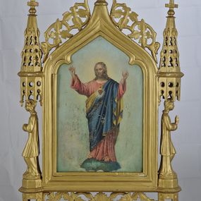 Zdjęcie nr 1: Feretron obustronny, z przedstawieniem Najświętszego Serca Pana Jezusa malowanym na blasze i na odwrocie Matki Boskiej Nieustającej Pomocy malowanej na drewnie. Rama w kształcie pionowego prostokąta, zamkniętego łukiem w ostry grzbiet. Przy dolnej krawędzi umieszczone ażurowe zwoje ornamentu roślinnego, ujęte postumentami, w których wydrążono prostokątne otwory do wsuwania drążków. Feretron ustawiony na dwóch nóżkach. Po bokach ustawione profilem postacie na konsolach, ponad nimi znajdują się ażurowe baldachimy ze sterczynami. Rama łuku wieńczącego ozdobiona stylizowanym astwerkiem. Całość zwieńczona jest krzyżem. 
Na awersie obrazu przedstawienie Chrystusa w całej postaci, stojącego na globie pośród obłoków, zwróconego w trzech czwartych w prawo, z obiema rękoma uniesionymi ku górze. Jego twarz jest pociągła, o łagodnych rysach, okolona brodą i włosami opadającymi na ramiona. Ubrany jest w czerwoną tunikę, ze złotą lamówką oraz niebieski płaszcz, o żółtej podszewce. Na jego piersi znajduje się gorejące serce w glorii promienistej. Z drugiej strony feretronu przedstawienie Matki Boskiej Nieustającej Pomocy o ikonografii zgodnej ze schematem. 
