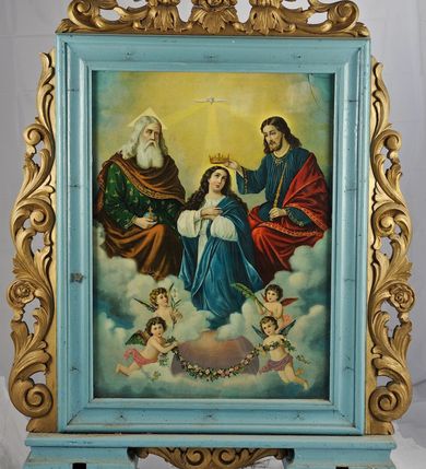 Zdjęcie nr 2: Feretron obustronny, z przedstawieniem św. Józefa z Dzieciątkiem i Koronacji Najświętszej Marii Panny. Rama jest drewniana, profilowana, w formie stojącego prostokąta, ujęta ażurowym ornamentem z liści akantu z motywem róż, polichromowana w kolorze błękitnym, ornament pozłacany. Rama ustawiona na podstawie utworzonej z listwy na dwóch profilowanych cokołach z otworami na drążki. 
Święty Józef jest ukazany do pasa, zwrócony frontalnie, z głową skierowaną w trzech czwartych w prawo, na prawej ręce trzyma Dzieciątko Jezus, w lewej gałązkę lilii. Twarz świętego pociągła, o półprzymkniętych oczach, prostym nosie, okolona gęstą, siwą brodą i krótkimi włosami. Wokół jego głowy złoty nimb ozdobiony motywem wici roślinnych. Józef odziany jest w zieloną tunikę ze złotą lamówką oraz fioletowy płaszcz obwiedziony złotą tasiemką. Dzieciątko skierowane w trzech czwartych w lewo, z głową zwróconą frontalnie, unosi prawą rękę w geście błogosławieństwa. Twarz o wyraźnych, młodzieńczych rysach, okolona krótkimi włosami. Głowa otoczona krzyżowym nimbem w kolorze złota. Ubrane jest w różową tunikę, ze złotą obwódką i jasnobrązowy płaszcz. Postacie ukazane na złotym tle, z inskrypcjami „S(ANCTE) JOS(EPH) / E(CCLESIAE) C(ATHOLICAE) P(ATRONIS) / O(RA) P(RO) N(OBIS)”. Z drugiej strony feretronu przedstawienie Koronacji Najświętszej Marii Panny. Centralnie ukazana został klęcząca na globie Matka Boska, zwrócona w trzech czwartych w prawo, z głową skierowaną w przeciwną stronę, z rękoma złożonymi na piersi. Twarz ma pociągłą, z oczami skierowanymi ku górze, okoloną długimi włosami. Ubrana jest w białą suknię i niebieski płaszcz. Po prawej stronie Marii przedstawienie tronującego, zwróconego w trzech czwartych w lewo Boga Ojca, który w prawej ręce trzyma jabłko królewskie. Ukazany jest jako starzec z długą białą brodą i włosami opadającymi na ramiona, wokół głowy ma nimb trójkątny. Ubrany jest w zieloną tunikę, ze złotymi wzorami i brązowy płaszcz ze złotą lamówką. Po lewej stronie Marii siedząca postać Jezusa, zwróconego w trzech czwartych w prawo, prawą ręką nakładającego koronę na głowę Marii, w lewej trzymającego berło. Twarz ma pociągłą, okoloną krótką brodą i włosami sięgającymi ramion. Ubrany jest w niebieską tunikę ze złotą lamówką i w czerwony płaszcz ze złotym obszyciem. Postacie znajdują się w otoczeniu obłoków, na tle rozświetlonego nieba. Nad grupą znajduje się nadlatująca gołębica Ducha Świętego w glorii promienistej. Poniżej postaci grupa czterech aniołków, w różowych przepaskach, z girlandą kwiatów, gałązką lilii i liściem palmy.