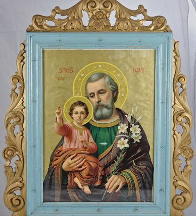 Zdjęcie nr 1: Feretron obustronny, z przedstawieniem św. Józefa z Dzieciątkiem i Koronacji Najświętszej Marii Panny. Rama jest drewniana, profilowana, w formie stojącego prostokąta, ujęta ażurowym ornamentem z liści akantu z motywem róż, polichromowana w kolorze błękitnym, ornament pozłacany. Rama ustawiona na podstawie utworzonej z listwy na dwóch profilowanych cokołach z otworami na drążki. 
Święty Józef jest ukazany do pasa, zwrócony frontalnie, z głową skierowaną w trzech czwartych w prawo, na prawej ręce trzyma Dzieciątko Jezus, w lewej gałązkę lilii. Twarz świętego pociągła, o półprzymkniętych oczach, prostym nosie, okolona gęstą, siwą brodą i krótkimi włosami. Wokół jego głowy złoty nimb ozdobiony motywem wici roślinnych. Józef odziany jest w zieloną tunikę ze złotą lamówką oraz fioletowy płaszcz obwiedziony złotą tasiemką. Dzieciątko skierowane w trzech czwartych w lewo, z głową zwróconą frontalnie, unosi prawą rękę w geście błogosławieństwa. Twarz o wyraźnych, młodzieńczych rysach, okolona krótkimi włosami. Głowa otoczona krzyżowym nimbem w kolorze złota. Ubrane jest w różową tunikę, ze złotą obwódką i jasnobrązowy płaszcz. Postacie ukazane na złotym tle, z inskrypcjami „S(ANCTE) JOS(EPH) / E(CCLESIAE) C(ATHOLICAE) P(ATRONIS) / O(RA) P(RO) N(OBIS)”. Z drugiej strony feretronu przedstawienie Koronacji Najświętszej Marii Panny. Centralnie ukazana został klęcząca na globie Matka Boska, zwrócona w trzech czwartych w prawo, z głową skierowaną w przeciwną stronę, z rękoma złożonymi na piersi. Twarz ma pociągłą, z oczami skierowanymi ku górze, okoloną długimi włosami. Ubrana jest w białą suknię i niebieski płaszcz. Po prawej stronie Marii przedstawienie tronującego, zwróconego w trzech czwartych w lewo Boga Ojca, który w prawej ręce trzyma jabłko królewskie. Ukazany jest jako starzec z długą białą brodą i włosami opadającymi na ramiona, wokół głowy ma nimb trójkątny. Ubrany jest w zieloną tunikę, ze złotymi wzorami i brązowy płaszcz ze złotą lamówką. Po lewej stronie Marii siedząca postać Jezusa, zwróconego w trzech czwartych w prawo, prawą ręką nakładającego koronę na głowę Marii, w lewej trzymającego berło. Twarz ma pociągłą, okoloną krótką brodą i włosami sięgającymi ramion. Ubrany jest w niebieską tunikę ze złotą lamówką i w czerwony płaszcz ze złotym obszyciem. Postacie znajdują się w otoczeniu obłoków, na tle rozświetlonego nieba. Nad grupą znajduje się nadlatująca gołębica Ducha Świętego w glorii promienistej. Poniżej postaci grupa czterech aniołków, w różowych przepaskach, z girlandą kwiatów, gałązką lilii i liściem palmy.