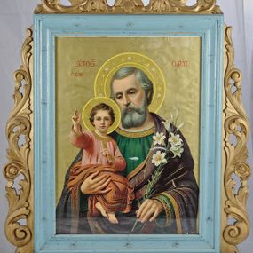 Zdjęcie nr 1: Feretron obustronny, z przedstawieniem św. Józefa z Dzieciątkiem i Koronacji Najświętszej Marii Panny. Rama jest drewniana, profilowana, w formie stojącego prostokąta, ujęta ażurowym ornamentem z liści akantu z motywem róż, polichromowana w kolorze błękitnym, ornament pozłacany. Rama ustawiona na podstawie utworzonej z listwy na dwóch profilowanych cokołach z otworami na drążki. 
Święty Józef jest ukazany do pasa, zwrócony frontalnie, z głową skierowaną w trzech czwartych w prawo, na prawej ręce trzyma Dzieciątko Jezus, w lewej gałązkę lilii. Twarz świętego pociągła, o półprzymkniętych oczach, prostym nosie, okolona gęstą, siwą brodą i krótkimi włosami. Wokół jego głowy złoty nimb ozdobiony motywem wici roślinnych. Józef odziany jest w zieloną tunikę ze złotą lamówką oraz fioletowy płaszcz obwiedziony złotą tasiemką. Dzieciątko skierowane w trzech czwartych w lewo, z głową zwróconą frontalnie, unosi prawą rękę w geście błogosławieństwa. Twarz o wyraźnych, młodzieńczych rysach, okolona krótkimi włosami. Głowa otoczona krzyżowym nimbem w kolorze złota. Ubrane jest w różową tunikę, ze złotą obwódką i jasnobrązowy płaszcz. Postacie ukazane na złotym tle, z inskrypcjami „S(ANCTE) JOS(EPH) / E(CCLESIAE) C(ATHOLICAE) P(ATRONIS) / O(RA) P(RO) N(OBIS)”. Z drugiej strony feretronu przedstawienie Koronacji Najświętszej Marii Panny. Centralnie ukazana został klęcząca na globie Matka Boska, zwrócona w trzech czwartych w prawo, z głową skierowaną w przeciwną stronę, z rękoma złożonymi na piersi. Twarz ma pociągłą, z oczami skierowanymi ku górze, okoloną długimi włosami. Ubrana jest w białą suknię i niebieski płaszcz. Po prawej stronie Marii przedstawienie tronującego, zwróconego w trzech czwartych w lewo Boga Ojca, który w prawej ręce trzyma jabłko królewskie. Ukazany jest jako starzec z długą białą brodą i włosami opadającymi na ramiona, wokół głowy ma nimb trójkątny. Ubrany jest w zieloną tunikę, ze złotymi wzorami i brązowy płaszcz ze złotą lamówką. Po lewej stronie Marii siedząca postać Jezusa, zwróconego w trzech czwartych w prawo, prawą ręką nakładającego koronę na głowę Marii, w lewej trzymającego berło. Twarz ma pociągłą, okoloną krótką brodą i włosami sięgającymi ramion. Ubrany jest w niebieską tunikę ze złotą lamówką i w czerwony płaszcz ze złotym obszyciem. Postacie znajdują się w otoczeniu obłoków, na tle rozświetlonego nieba. Nad grupą znajduje się nadlatująca gołębica Ducha Świętego w glorii promienistej. Poniżej postaci grupa czterech aniołków, w różowych przepaskach, z girlandą kwiatów, gałązką lilii i liściem palmy.