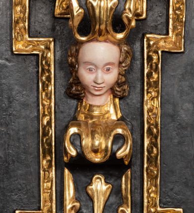 Zdjęcie nr 22: Ołtarz przyścienny, architektoniczny, trójosiowy, dwukondygnacjowy. Nastawa ołtarzowa ustawiona na prostopadłościennym stole ołtarzowym, zasłanym czerwonym materiałem. Predella na niskim cokoliku w formie półwałku, zamknięta u góry puklowanym gzymsem. W osi środkowej wmontowane tabernakulum ozdobione bujną, płaskorzeźbioną winną latoroślą. Po jego bokach ścianki z lustrami, flankowane parą spiralnie skręconych laskowań. W osiach bocznych predelli płyciny o uszatych narożach, w polu których znajdują się pilastry hermowe ze skierowanymi na wprost kobiecymi głowami. Na skrajach predelli konsolki, bogato dekorowane wicią, zawijającą się w wolutki, zdobioną perełkowaniem; na brzegu konsolki skierowana ku dołowi głowa. Pierwsza kondygnacja artykułowana parą kolumn o korynckich kapitelach, wspierających niepełne belkowanie, wyłamane na ich osi. W polu głównym obraz Matki Boskiej z Dzieciątkiem, w osiach bocznych wmontowane skrzydła tryptyku z przedstawieniami: Ecce Homo po lewej stronie oraz Matki Boskiej Bolesnej po prawej stronie. Każda z osi ujęta na brzegach obramowaniem w kształcie stojącego prostokąta o uszatych narożnikach. Fryz dekorowany symetryczną wicią roślinną, nad kolumnami srebrzone rauty. Druga kondygnacja mniejsza, flankowana analogicznymi kolumnami, wspierającymi podobne belkowanie. W polu głównym obraz św. Andrzeja w kształcie stojącego prostokąta. W lewej osi bocznej obraz św. Wojciecha, a w prawej św. Stanisława, oba zamknięte łukiem nadwieszonym. Po bokach kondygnacji uszy o wykroju okuciowym, zdobione wicią oraz podwieszonymi girlandami z owocami winogron. Nad ołtarzem zamocowana promienista gloria, w polu której znajduje się oko Opatrzności otoczone wieńcem z obłoków oraz sześcioma skrzydlatymi główkami anielskimi. Struktura malowana na kolor czarny, kolumny i ornamentyka złocone, detale srebrzone.