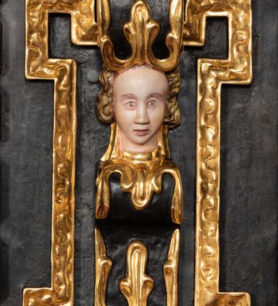 Zdjęcie nr 23: Ołtarz przyścienny, architektoniczny, trójosiowy, dwukondygnacjowy. Nastawa ołtarzowa ustawiona na prostopadłościennym stole ołtarzowym, zasłanym czerwonym materiałem. Predella na niskim cokoliku w formie półwałku, zamknięta u góry puklowanym gzymsem. W osi środkowej wmontowane tabernakulum ozdobione bujną, płaskorzeźbioną winną latoroślą. Po jego bokach ścianki z lustrami, flankowane parą spiralnie skręconych laskowań. W osiach bocznych predelli płyciny o uszatych narożach, w polu których znajdują się pilastry hermowe ze skierowanymi na wprost kobiecymi głowami. Na skrajach predelli konsolki, bogato dekorowane wicią, zawijającą się w wolutki, zdobioną perełkowaniem; na brzegu konsolki skierowana ku dołowi głowa. Pierwsza kondygnacja artykułowana parą kolumn o korynckich kapitelach, wspierających niepełne belkowanie, wyłamane na ich osi. W polu głównym obraz Matki Boskiej z Dzieciątkiem, w osiach bocznych wmontowane skrzydła tryptyku z przedstawieniami: Ecce Homo po lewej stronie oraz Matki Boskiej Bolesnej po prawej stronie. Każda z osi ujęta na brzegach obramowaniem w kształcie stojącego prostokąta o uszatych narożnikach. Fryz dekorowany symetryczną wicią roślinną, nad kolumnami srebrzone rauty. Druga kondygnacja mniejsza, flankowana analogicznymi kolumnami, wspierającymi podobne belkowanie. W polu głównym obraz św. Andrzeja w kształcie stojącego prostokąta. W lewej osi bocznej obraz św. Wojciecha, a w prawej św. Stanisława, oba zamknięte łukiem nadwieszonym. Po bokach kondygnacji uszy o wykroju okuciowym, zdobione wicią oraz podwieszonymi girlandami z owocami winogron. Nad ołtarzem zamocowana promienista gloria, w polu której znajduje się oko Opatrzności otoczone wieńcem z obłoków oraz sześcioma skrzydlatymi główkami anielskimi. Struktura malowana na kolor czarny, kolumny i ornamentyka złocone, detale srebrzone.