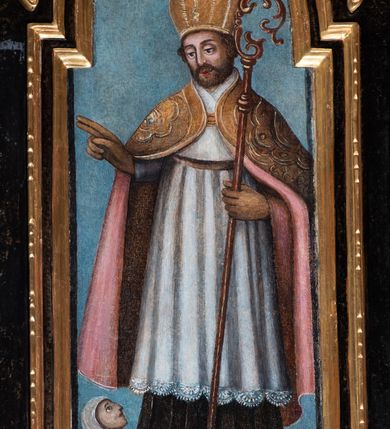 Zdjęcie nr 14: Ołtarz przyścienny, architektoniczny, trójosiowy, dwukondygnacjowy. Nastawa ołtarzowa ustawiona na prostopadłościennym stole ołtarzowym, zasłanym czerwonym materiałem. Predella na niskim cokoliku w formie półwałku, zamknięta u góry puklowanym gzymsem. W osi środkowej wmontowane tabernakulum ozdobione bujną, płaskorzeźbioną winną latoroślą. Po jego bokach ścianki z lustrami, flankowane parą spiralnie skręconych laskowań. W osiach bocznych predelli płyciny o uszatych narożach, w polu których znajdują się pilastry hermowe ze skierowanymi na wprost kobiecymi głowami. Na skrajach predelli konsolki, bogato dekorowane wicią, zawijającą się w wolutki, zdobioną perełkowaniem; na brzegu konsolki skierowana ku dołowi głowa. Pierwsza kondygnacja artykułowana parą kolumn o korynckich kapitelach, wspierających niepełne belkowanie, wyłamane na ich osi. W polu głównym obraz Matki Boskiej z Dzieciątkiem, w osiach bocznych wmontowane skrzydła tryptyku z przedstawieniami: Ecce Homo po lewej stronie oraz Matki Boskiej Bolesnej po prawej stronie. Każda z osi ujęta na brzegach obramowaniem w kształcie stojącego prostokąta o uszatych narożnikach. Fryz dekorowany symetryczną wicią roślinną, nad kolumnami srebrzone rauty. Druga kondygnacja mniejsza, flankowana analogicznymi kolumnami, wspierającymi podobne belkowanie. W polu głównym obraz św. Andrzeja w kształcie stojącego prostokąta. W lewej osi bocznej obraz św. Wojciecha, a w prawej św. Stanisława, oba zamknięte łukiem nadwieszonym. Po bokach kondygnacji uszy o wykroju okuciowym, zdobione wicią oraz podwieszonymi girlandami z owocami winogron. Nad ołtarzem zamocowana promienista gloria, w polu której znajduje się oko Opatrzności otoczone wieńcem z obłoków oraz sześcioma skrzydlatymi główkami anielskimi. Struktura malowana na kolor czarny, kolumny i ornamentyka złocone, detale srebrzone.