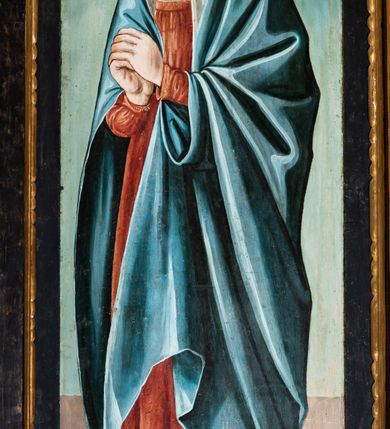 Zdjęcie nr 16: Ołtarz przyścienny, architektoniczny, trójosiowy, dwukondygnacjowy. Nastawa ołtarzowa ustawiona na prostopadłościennym stole ołtarzowym, zasłanym czerwonym materiałem. Predella na niskim cokoliku w formie półwałku, zamknięta u góry puklowanym gzymsem. W osi środkowej wmontowane tabernakulum ozdobione bujną, płaskorzeźbioną winną latoroślą. Po jego bokach ścianki z lustrami, flankowane parą spiralnie skręconych laskowań. W osiach bocznych predelli płyciny o uszatych narożach, w polu których znajdują się pilastry hermowe ze skierowanymi na wprost kobiecymi głowami. Na skrajach predelli konsolki, bogato dekorowane wicią, zawijającą się w wolutki, zdobioną perełkowaniem; na brzegu konsolki skierowana ku dołowi głowa. Pierwsza kondygnacja artykułowana parą kolumn o korynckich kapitelach, wspierających niepełne belkowanie, wyłamane na ich osi. W polu głównym obraz Matki Boskiej z Dzieciątkiem, w osiach bocznych wmontowane skrzydła tryptyku z przedstawieniami: Ecce Homo po lewej stronie oraz Matki Boskiej Bolesnej po prawej stronie. Każda z osi ujęta na brzegach obramowaniem w kształcie stojącego prostokąta o uszatych narożnikach. Fryz dekorowany symetryczną wicią roślinną, nad kolumnami srebrzone rauty. Druga kondygnacja mniejsza, flankowana analogicznymi kolumnami, wspierającymi podobne belkowanie. W polu głównym obraz św. Andrzeja w kształcie stojącego prostokąta. W lewej osi bocznej obraz św. Wojciecha, a w prawej św. Stanisława, oba zamknięte łukiem nadwieszonym. Po bokach kondygnacji uszy o wykroju okuciowym, zdobione wicią oraz podwieszonymi girlandami z owocami winogron. Nad ołtarzem zamocowana promienista gloria, w polu której znajduje się oko Opatrzności otoczone wieńcem z obłoków oraz sześcioma skrzydlatymi główkami anielskimi. Struktura malowana na kolor czarny, kolumny i ornamentyka złocone, detale srebrzone.