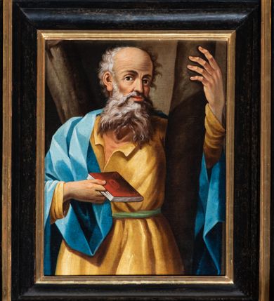 Zdjęcie nr 17: Ołtarz przyścienny, architektoniczny, trójosiowy, dwukondygnacjowy. Nastawa ołtarzowa ustawiona na prostopadłościennym stole ołtarzowym, zasłanym czerwonym materiałem. Predella na niskim cokoliku w formie półwałku, zamknięta u góry puklowanym gzymsem. W osi środkowej wmontowane tabernakulum ozdobione bujną, płaskorzeźbioną winną latoroślą. Po jego bokach ścianki z lustrami, flankowane parą spiralnie skręconych laskowań. W osiach bocznych predelli płyciny o uszatych narożach, w polu których znajdują się pilastry hermowe ze skierowanymi na wprost kobiecymi głowami. Na skrajach predelli konsolki, bogato dekorowane wicią, zawijającą się w wolutki, zdobioną perełkowaniem; na brzegu konsolki skierowana ku dołowi głowa. Pierwsza kondygnacja artykułowana parą kolumn o korynckich kapitelach, wspierających niepełne belkowanie, wyłamane na ich osi. W polu głównym obraz Matki Boskiej z Dzieciątkiem, w osiach bocznych wmontowane skrzydła tryptyku z przedstawieniami: Ecce Homo po lewej stronie oraz Matki Boskiej Bolesnej po prawej stronie. Każda z osi ujęta na brzegach obramowaniem w kształcie stojącego prostokąta o uszatych narożnikach. Fryz dekorowany symetryczną wicią roślinną, nad kolumnami srebrzone rauty. Druga kondygnacja mniejsza, flankowana analogicznymi kolumnami, wspierającymi podobne belkowanie. W polu głównym obraz św. Andrzeja w kształcie stojącego prostokąta. W lewej osi bocznej obraz św. Wojciecha, a w prawej św. Stanisława, oba zamknięte łukiem nadwieszonym. Po bokach kondygnacji uszy o wykroju okuciowym, zdobione wicią oraz podwieszonymi girlandami z owocami winogron. Nad ołtarzem zamocowana promienista gloria, w polu której znajduje się oko Opatrzności otoczone wieńcem z obłoków oraz sześcioma skrzydlatymi główkami anielskimi. Struktura malowana na kolor czarny, kolumny i ornamentyka złocone, detale srebrzone.