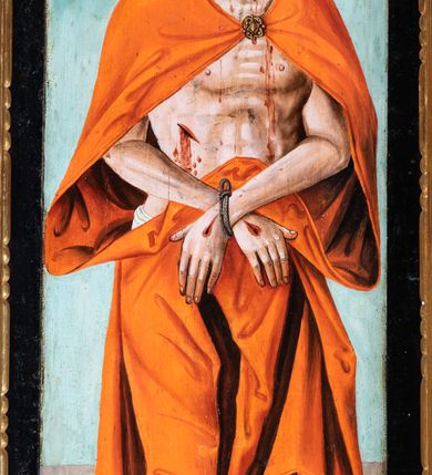 Zdjęcie nr 15: Ołtarz przyścienny, architektoniczny, trójosiowy, dwukondygnacjowy. Nastawa ołtarzowa ustawiona na prostopadłościennym stole ołtarzowym, zasłanym czerwonym materiałem. Predella na niskim cokoliku w formie półwałku, zamknięta u góry puklowanym gzymsem. W osi środkowej wmontowane tabernakulum ozdobione bujną, płaskorzeźbioną winną latoroślą. Po jego bokach ścianki z lustrami, flankowane parą spiralnie skręconych laskowań. W osiach bocznych predelli płyciny o uszatych narożach, w polu których znajdują się pilastry hermowe ze skierowanymi na wprost kobiecymi głowami. Na skrajach predelli konsolki, bogato dekorowane wicią, zawijającą się w wolutki, zdobioną perełkowaniem; na brzegu konsolki skierowana ku dołowi głowa. Pierwsza kondygnacja artykułowana parą kolumn o korynckich kapitelach, wspierających niepełne belkowanie, wyłamane na ich osi. W polu głównym obraz Matki Boskiej z Dzieciątkiem, w osiach bocznych wmontowane skrzydła tryptyku z przedstawieniami: Ecce Homo po lewej stronie oraz Matki Boskiej Bolesnej po prawej stronie. Każda z osi ujęta na brzegach obramowaniem w kształcie stojącego prostokąta o uszatych narożnikach. Fryz dekorowany symetryczną wicią roślinną, nad kolumnami srebrzone rauty. Druga kondygnacja mniejsza, flankowana analogicznymi kolumnami, wspierającymi podobne belkowanie. W polu głównym obraz św. Andrzeja w kształcie stojącego prostokąta. W lewej osi bocznej obraz św. Wojciecha, a w prawej św. Stanisława, oba zamknięte łukiem nadwieszonym. Po bokach kondygnacji uszy o wykroju okuciowym, zdobione wicią oraz podwieszonymi girlandami z owocami winogron. Nad ołtarzem zamocowana promienista gloria, w polu której znajduje się oko Opatrzności otoczone wieńcem z obłoków oraz sześcioma skrzydlatymi główkami anielskimi. Struktura malowana na kolor czarny, kolumny i ornamentyka złocone, detale srebrzone.