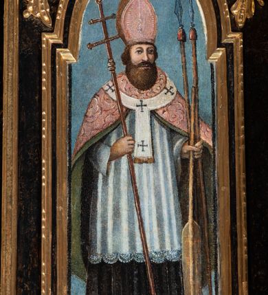 Zdjęcie nr 10: Ołtarz przyścienny, architektoniczny, trójosiowy, dwukondygnacjowy. Nastawa ołtarzowa ustawiona na prostopadłościennym stole ołtarzowym, zasłanym czerwonym materiałem. Predella na niskim cokoliku w formie półwałku, zamknięta u góry puklowanym gzymsem. W osi środkowej wmontowane tabernakulum ozdobione bujną, płaskorzeźbioną winną latoroślą. Po jego bokach ścianki z lustrami, flankowane parą spiralnie skręconych laskowań. W osiach bocznych predelli płyciny o uszatych narożach, w polu których znajdują się pilastry hermowe ze skierowanymi na wprost kobiecymi głowami. Na skrajach predelli konsolki, bogato dekorowane wicią, zawijającą się w wolutki, zdobioną perełkowaniem; na brzegu konsolki skierowana ku dołowi głowa. Pierwsza kondygnacja artykułowana parą kolumn o korynckich kapitelach, wspierających niepełne belkowanie, wyłamane na ich osi. W polu głównym obraz Matki Boskiej z Dzieciątkiem, w osiach bocznych wmontowane skrzydła tryptyku z przedstawieniami: Ecce Homo po lewej stronie oraz Matki Boskiej Bolesnej po prawej stronie. Każda z osi ujęta na brzegach obramowaniem w kształcie stojącego prostokąta o uszatych narożnikach. Fryz dekorowany symetryczną wicią roślinną, nad kolumnami srebrzone rauty. Druga kondygnacja mniejsza, flankowana analogicznymi kolumnami, wspierającymi podobne belkowanie. W polu głównym obraz św. Andrzeja w kształcie stojącego prostokąta. W lewej osi bocznej obraz św. Wojciecha, a w prawej św. Stanisława, oba zamknięte łukiem nadwieszonym. Po bokach kondygnacji uszy o wykroju okuciowym, zdobione wicią oraz podwieszonymi girlandami z owocami winogron. Nad ołtarzem zamocowana promienista gloria, w polu której znajduje się oko Opatrzności otoczone wieńcem z obłoków oraz sześcioma skrzydlatymi główkami anielskimi. Struktura malowana na kolor czarny, kolumny i ornamentyka złocone, detale srebrzone.