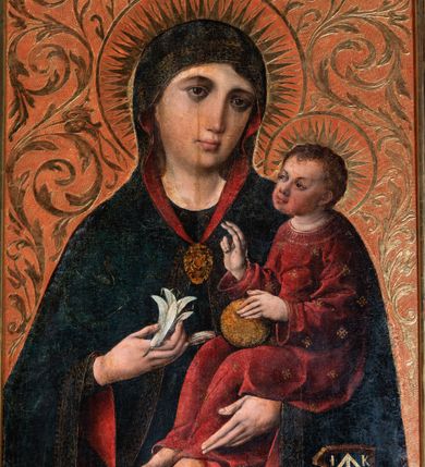 Zdjęcie nr 3: Ołtarz przyścienny, architektoniczny, trójosiowy, dwukondygnacjowy. Nastawa ołtarzowa ustawiona na prostopadłościennym stole ołtarzowym, zasłanym czerwonym materiałem. Predella na niskim cokoliku w formie półwałku, zamknięta u góry puklowanym gzymsem. W osi środkowej wmontowane tabernakulum ozdobione bujną, płaskorzeźbioną winną latoroślą. Po jego bokach ścianki z lustrami, flankowane parą spiralnie skręconych laskowań. W osiach bocznych predelli płyciny o uszatych narożach, w polu których znajdują się pilastry hermowe ze skierowanymi na wprost kobiecymi głowami. Na skrajach predelli konsolki, bogato dekorowane wicią, zawijającą się w wolutki, zdobioną perełkowaniem; na brzegu konsolki skierowana ku dołowi głowa. Pierwsza kondygnacja artykułowana parą kolumn o korynckich kapitelach, wspierających niepełne belkowanie, wyłamane na ich osi. W polu głównym obraz Matki Boskiej z Dzieciątkiem, w osiach bocznych wmontowane skrzydła tryptyku z przedstawieniami: Ecce Homo po lewej stronie oraz Matki Boskiej Bolesnej po prawej stronie. Każda z osi ujęta na brzegach obramowaniem w kształcie stojącego prostokąta o uszatych narożnikach. Fryz dekorowany symetryczną wicią roślinną, nad kolumnami srebrzone rauty. Druga kondygnacja mniejsza, flankowana analogicznymi kolumnami, wspierającymi podobne belkowanie. W polu głównym obraz św. Andrzeja w kształcie stojącego prostokąta. W lewej osi bocznej obraz św. Wojciecha, a w prawej św. Stanisława, oba zamknięte łukiem nadwieszonym. Po bokach kondygnacji uszy o wykroju okuciowym, zdobione wicią oraz podwieszonymi girlandami z owocami winogron. Nad ołtarzem zamocowana promienista gloria, w polu której znajduje się oko Opatrzności otoczone wieńcem z obłoków oraz sześcioma skrzydlatymi główkami anielskimi. Struktura malowana na kolor czarny, kolumny i ornamentyka złocone, detale srebrzone.