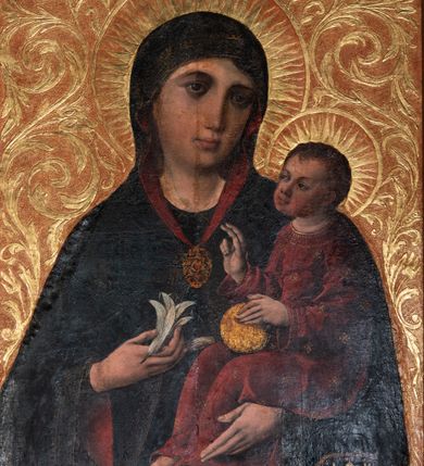 Zdjęcie nr 4: Ołtarz przyścienny, architektoniczny, trójosiowy, dwukondygnacjowy. Nastawa ołtarzowa ustawiona na prostopadłościennym stole ołtarzowym, zasłanym czerwonym materiałem. Predella na niskim cokoliku w formie półwałku, zamknięta u góry puklowanym gzymsem. W osi środkowej wmontowane tabernakulum ozdobione bujną, płaskorzeźbioną winną latoroślą. Po jego bokach ścianki z lustrami, flankowane parą spiralnie skręconych laskowań. W osiach bocznych predelli płyciny o uszatych narożach, w polu których znajdują się pilastry hermowe ze skierowanymi na wprost kobiecymi głowami. Na skrajach predelli konsolki, bogato dekorowane wicią, zawijającą się w wolutki, zdobioną perełkowaniem; na brzegu konsolki skierowana ku dołowi głowa. Pierwsza kondygnacja artykułowana parą kolumn o korynckich kapitelach, wspierających niepełne belkowanie, wyłamane na ich osi. W polu głównym obraz Matki Boskiej z Dzieciątkiem, w osiach bocznych wmontowane skrzydła tryptyku z przedstawieniami: Ecce Homo po lewej stronie oraz Matki Boskiej Bolesnej po prawej stronie. Każda z osi ujęta na brzegach obramowaniem w kształcie stojącego prostokąta o uszatych narożnikach. Fryz dekorowany symetryczną wicią roślinną, nad kolumnami srebrzone rauty. Druga kondygnacja mniejsza, flankowana analogicznymi kolumnami, wspierającymi podobne belkowanie. W polu głównym obraz św. Andrzeja w kształcie stojącego prostokąta. W lewej osi bocznej obraz św. Wojciecha, a w prawej św. Stanisława, oba zamknięte łukiem nadwieszonym. Po bokach kondygnacji uszy o wykroju okuciowym, zdobione wicią oraz podwieszonymi girlandami z owocami winogron. Nad ołtarzem zamocowana promienista gloria, w polu której znajduje się oko Opatrzności otoczone wieńcem z obłoków oraz sześcioma skrzydlatymi główkami anielskimi. Struktura malowana na kolor czarny, kolumny i ornamentyka złocone, detale srebrzone.