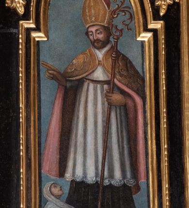 Zdjęcie nr 11: Ołtarz przyścienny, architektoniczny, trójosiowy, dwukondygnacjowy. Nastawa ołtarzowa ustawiona na prostopadłościennym stole ołtarzowym, zasłanym czerwonym materiałem. Predella na niskim cokoliku w formie półwałku, zamknięta u góry puklowanym gzymsem. W osi środkowej wmontowane tabernakulum ozdobione bujną, płaskorzeźbioną winną latoroślą. Po jego bokach ścianki z lustrami, flankowane parą spiralnie skręconych laskowań. W osiach bocznych predelli płyciny o uszatych narożach, w polu których znajdują się pilastry hermowe ze skierowanymi na wprost kobiecymi głowami. Na skrajach predelli konsolki, bogato dekorowane wicią, zawijającą się w wolutki, zdobioną perełkowaniem; na brzegu konsolki skierowana ku dołowi głowa. Pierwsza kondygnacja artykułowana parą kolumn o korynckich kapitelach, wspierających niepełne belkowanie, wyłamane na ich osi. W polu głównym obraz Matki Boskiej z Dzieciątkiem, w osiach bocznych wmontowane skrzydła tryptyku z przedstawieniami: Ecce Homo po lewej stronie oraz Matki Boskiej Bolesnej po prawej stronie. Każda z osi ujęta na brzegach obramowaniem w kształcie stojącego prostokąta o uszatych narożnikach. Fryz dekorowany symetryczną wicią roślinną, nad kolumnami srebrzone rauty. Druga kondygnacja mniejsza, flankowana analogicznymi kolumnami, wspierającymi podobne belkowanie. W polu głównym obraz św. Andrzeja w kształcie stojącego prostokąta. W lewej osi bocznej obraz św. Wojciecha, a w prawej św. Stanisława, oba zamknięte łukiem nadwieszonym. Po bokach kondygnacji uszy o wykroju okuciowym, zdobione wicią oraz podwieszonymi girlandami z owocami winogron. Nad ołtarzem zamocowana promienista gloria, w polu której znajduje się oko Opatrzności otoczone wieńcem z obłoków oraz sześcioma skrzydlatymi główkami anielskimi. Struktura malowana na kolor czarny, kolumny i ornamentyka złocone, detale srebrzone.