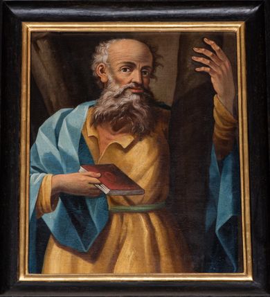 Zdjęcie nr 18: Ołtarz przyścienny, architektoniczny, trójosiowy, dwukondygnacjowy. Nastawa ołtarzowa ustawiona na prostopadłościennym stole ołtarzowym, zasłanym czerwonym materiałem. Predella na niskim cokoliku w formie półwałku, zamknięta u góry puklowanym gzymsem. W osi środkowej wmontowane tabernakulum ozdobione bujną, płaskorzeźbioną winną latoroślą. Po jego bokach ścianki z lustrami, flankowane parą spiralnie skręconych laskowań. W osiach bocznych predelli płyciny o uszatych narożach, w polu których znajdują się pilastry hermowe ze skierowanymi na wprost kobiecymi głowami. Na skrajach predelli konsolki, bogato dekorowane wicią, zawijającą się w wolutki, zdobioną perełkowaniem; na brzegu konsolki skierowana ku dołowi głowa. Pierwsza kondygnacja artykułowana parą kolumn o korynckich kapitelach, wspierających niepełne belkowanie, wyłamane na ich osi. W polu głównym obraz Matki Boskiej z Dzieciątkiem, w osiach bocznych wmontowane skrzydła tryptyku z przedstawieniami: Ecce Homo po lewej stronie oraz Matki Boskiej Bolesnej po prawej stronie. Każda z osi ujęta na brzegach obramowaniem w kształcie stojącego prostokąta o uszatych narożnikach. Fryz dekorowany symetryczną wicią roślinną, nad kolumnami srebrzone rauty. Druga kondygnacja mniejsza, flankowana analogicznymi kolumnami, wspierającymi podobne belkowanie. W polu głównym obraz św. Andrzeja w kształcie stojącego prostokąta. W lewej osi bocznej obraz św. Wojciecha, a w prawej św. Stanisława, oba zamknięte łukiem nadwieszonym. Po bokach kondygnacji uszy o wykroju okuciowym, zdobione wicią oraz podwieszonymi girlandami z owocami winogron. Nad ołtarzem zamocowana promienista gloria, w polu której znajduje się oko Opatrzności otoczone wieńcem z obłoków oraz sześcioma skrzydlatymi główkami anielskimi. Struktura malowana na kolor czarny, kolumny i ornamentyka złocone, detale srebrzone.