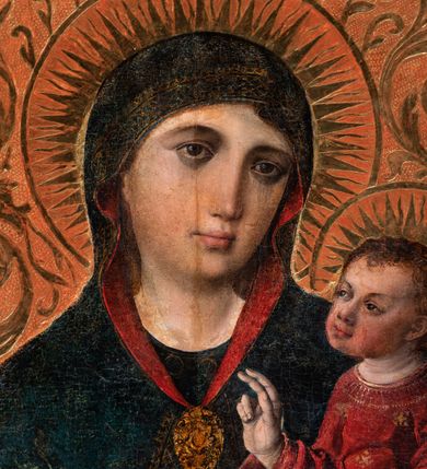 Zdjęcie nr 7: Ołtarz przyścienny, architektoniczny, trójosiowy, dwukondygnacjowy. Nastawa ołtarzowa ustawiona na prostopadłościennym stole ołtarzowym, zasłanym czerwonym materiałem. Predella na niskim cokoliku w formie półwałku, zamknięta u góry puklowanym gzymsem. W osi środkowej wmontowane tabernakulum ozdobione bujną, płaskorzeźbioną winną latoroślą. Po jego bokach ścianki z lustrami, flankowane parą spiralnie skręconych laskowań. W osiach bocznych predelli płyciny o uszatych narożach, w polu których znajdują się pilastry hermowe ze skierowanymi na wprost kobiecymi głowami. Na skrajach predelli konsolki, bogato dekorowane wicią, zawijającą się w wolutki, zdobioną perełkowaniem; na brzegu konsolki skierowana ku dołowi głowa. Pierwsza kondygnacja artykułowana parą kolumn o korynckich kapitelach, wspierających niepełne belkowanie, wyłamane na ich osi. W polu głównym obraz Matki Boskiej z Dzieciątkiem, w osiach bocznych wmontowane skrzydła tryptyku z przedstawieniami: Ecce Homo po lewej stronie oraz Matki Boskiej Bolesnej po prawej stronie. Każda z osi ujęta na brzegach obramowaniem w kształcie stojącego prostokąta o uszatych narożnikach. Fryz dekorowany symetryczną wicią roślinną, nad kolumnami srebrzone rauty. Druga kondygnacja mniejsza, flankowana analogicznymi kolumnami, wspierającymi podobne belkowanie. W polu głównym obraz św. Andrzeja w kształcie stojącego prostokąta. W lewej osi bocznej obraz św. Wojciecha, a w prawej św. Stanisława, oba zamknięte łukiem nadwieszonym. Po bokach kondygnacji uszy o wykroju okuciowym, zdobione wicią oraz podwieszonymi girlandami z owocami winogron. Nad ołtarzem zamocowana promienista gloria, w polu której znajduje się oko Opatrzności otoczone wieńcem z obłoków oraz sześcioma skrzydlatymi główkami anielskimi. Struktura malowana na kolor czarny, kolumny i ornamentyka złocone, detale srebrzone.