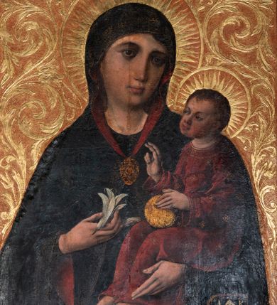 Zdjęcie nr 1: Obraz w kształcie stojącego prostokąta. W centrum kompozycji Matka Boska w typie Hodegetrii ukazana w półpostaci, frontalnie z Dzieciątkiem Jezus na lewym ręku i kwiatem białej lilii w prawej dłoni. Twarz Marii szeroka, z długim nosem, małymi ustami, ciemnobrązowymi oczami. Ubrana jest w ciemnoniebieską suknię oraz ciemnoniebieski płaszcz z czerwoną podszewką i złotą lamówką na brzegu, zarzucony na ramiona i głowę, spięty na piersi złotą, owalną broszką, zdobioną w okuciowe motywy. Dzieciątko ukazane w całej postaci, zwrócone trzy czwarte w prawo, lewą ręką przytrzymuje złote jabłko królewskie, prawą unosi na wysokości piersi w geście błogosławieństwa. Twarz okrągła z długim i szerokim nosem, wąskimi ustami, okolona krótkimi i brązowymi włosami. Jezus ubrany jest w czerwoną suknię z długimi rękawami, zdobioną złotymi rozetkami. Głowy obu postaci ujmują złocone promieniste nimby, otoczone złotym okręgiem. W prawym dolnym narożu obrazu tarcza z godłem herbu Lis oraz sygle „IK”. Tło złote, ryte w ornamenty roślinne. 
