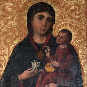 Zdjęcie nr 1: Obraz w kształcie stojącego prostokąta. W centrum kompozycji Matka Boska w typie Hodegetrii ukazana w półpostaci, frontalnie z Dzieciątkiem Jezus na lewym ręku i kwiatem białej lilii w prawej dłoni. Twarz Marii szeroka, z długim nosem, małymi ustami, ciemnobrązowymi oczami. Ubrana jest w ciemnoniebieską suknię oraz ciemnoniebieski płaszcz z czerwoną podszewką i złotą lamówką na brzegu, zarzucony na ramiona i głowę, spięty na piersi złotą, owalną broszką, zdobioną w okuciowe motywy. Dzieciątko ukazane w całej postaci, zwrócone trzy czwarte w prawo, lewą ręką przytrzymuje złote jabłko królewskie, prawą unosi na wysokości piersi w geście błogosławieństwa. Twarz okrągła z długim i szerokim nosem, wąskimi ustami, okolona krótkimi i brązowymi włosami. Jezus ubrany jest w czerwoną suknię z długimi rękawami, zdobioną złotymi rozetkami. Głowy obu postaci ujmują złocone promieniste nimby, otoczone złotym okręgiem. W prawym dolnym narożu obrazu tarcza z godłem herbu Lis oraz sygle „IK”. Tło złote, ryte w ornamenty roślinne. 
