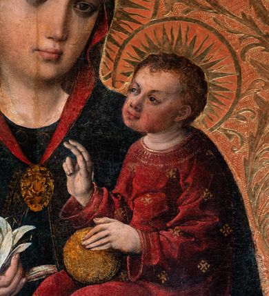 Zdjęcie nr 6: Obraz w kształcie stojącego prostokąta. W centrum kompozycji Matka Boska w typie Hodegetrii ukazana w półpostaci, frontalnie z Dzieciątkiem Jezus na lewym ręku i kwiatem białej lilii w prawej dłoni. Twarz Marii szeroka, z długim nosem, małymi ustami, ciemnobrązowymi oczami. Ubrana jest w ciemnoniebieską suknię oraz ciemnoniebieski płaszcz z czerwoną podszewką i złotą lamówką na brzegu, zarzucony na ramiona i głowę, spięty na piersi złotą, owalną broszką, zdobioną w okuciowe motywy. Dzieciątko ukazane w całej postaci, zwrócone trzy czwarte w prawo, lewą ręką przytrzymuje złote jabłko królewskie, prawą unosi na wysokości piersi w geście błogosławieństwa. Twarz okrągła z długim i szerokim nosem, wąskimi ustami, okolona krótkimi i brązowymi włosami. Jezus ubrany jest w czerwoną suknię z długimi rękawami, zdobioną złotymi rozetkami. Głowy obu postaci ujmują złocone promieniste nimby, otoczone złotym okręgiem. W prawym dolnym narożu obrazu tarcza z godłem herbu Lis oraz sygle „IK”. Tło złote, ryte w ornamenty roślinne. 
