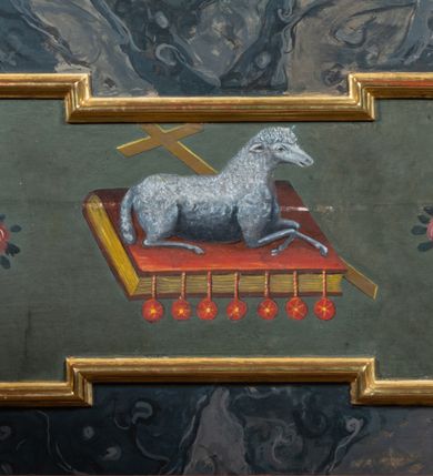 Zdjęcie nr 6: Ołtarz przyścienny, architektoniczny, jednokondygnacyjny, jednoosiowy ze zwieńczeniem. Mensa prostopadłościenna, drewniana, ustawiona na cokole, zamknięta profilowanym gzymsem. Antepedium zdobione malowaną płyciną w kształcie leżącego prostokąta o wklęsłych narożach i zryzalitowanym górnym i dolnym boku. W polu baranek apokaliptyczny na księdze zamkniętej siedmioma pieczęciami, po bokach girlandy kwiatowe, tło ciemnozielone. Nastawa ołtarzowa ustawiona na niskim cokole o wysuniętych do przodu impostach, na których ustawiona jest para kolumn, wspierających przerwane belkowanie i wolutowy przyczółek. Pośrodku w ramie ozdobionej płaskorzeźbionymi liśćmi obraz Trójcy Świętej w kształcie stojącego prostokąta, zamkniętego łukiem wklęsło-wypukłym z uskokami. Po bokach obrazu zwisy z camapnul. Fryz dekorowany rozetkami i liśćmi akantu. Za kolumnami prostokątne płyciny, marmoryzowane. W zwieńczeniu płaskorzeźba św. Tekli z krzyżem i płonącym stosem na tle obłoków i promienistej glorii z czterema uskrzydlonymi główkami anielskimi. Po bokach ołtarza akantowe uszy, przeplecione karbowaną wstęgą. Imposty w partii cokołu zdobione płycinami w kształcie niewielkich prostokątów, wypełnione liśćmi akantu. Struktura marmoryzowana na kolor ciemnoniebieski, trzony kolumn marmoryzowane na kolor zielono-beżowy, profilowania na kolor bordowy, detale i ornamentyka złocone. 