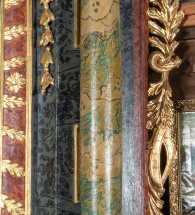 Zdjęcie nr 8: Ołtarz przyścienny, architektoniczny, jednokondygnacyjny, jednoosiowy ze zwieńczeniem. Mensa prostopadłościenna, drewniana, ustawiona na cokole, zamknięta profilowanym gzymsem. Antepedium zdobione malowaną płyciną w kształcie leżącego prostokąta o wklęsłych narożach i zryzalitowanym górnym i dolnym boku. W polu monogram IHS otoczony wieńcem z kłosów zbóż. Tło jasnoniebieskie, fakturowane w ciemnoszare plamki. Nastawa ołtarzowa ustawiona na niskim cokole o wysuniętych do przodu impostach, na których ustawiona jest para kolumn, wspierających przerwane belkowanie i wolutowy przyczółek. Pośrodku w ramie ozdobionej płaskorzeźbionymi liśćmi obraz Matki Boskiej Różańcowej w kształcie stojącego prostokąta, zamkniętego łukiem wklęsło-wypukłym z uskokami. Po bokach obrazu zwisy z kamapnul. Fryz dekorowany liśćmi akantu i rozetkami. Na tle kolumn prostokątne płyciny. W zwieńczeniu monogram maryjny na tle promienistej glorii z czterema uskrzydlonymi główkami anielskimi. Po bokach ołtarza akantowe uszy, przeplecione karbowaną wstęgą. Imposty w partii cokołu zdobione płycinami w kształcie niewielkich prostokątów, wypełnionych liśćmi akantu. Struktura malowana na kolor ciemnoniebieski i fakturowana w szare plamki, trzony kolumn marmoryzowane na kolor zielono-beżowy, profilowania na kolor bordowy, detale i ornamentyka złocone. 