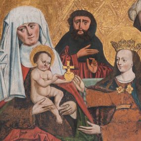 Zdjęcie nr 1: Obraz w kształcie stojącego prostokąta, ujęty profilowaną, złoconą ramą z gotycką inskrypcją. Kompozycja dwuplanowa, wieloosobowa. Na pierwszym planie ukazane postaci św. Anny zasiadającej na drewnianej ławie z Dzieciątkiem Jezus na kolanach i stojącej z prawej strony kompozycji Marii. Święta Anna ukazana jako dojrzała kobieta zwrócona w trzech czwartych w lewo z głową skierowaną nieznacznie w prawo. Rękami przytrzymuje nóżki Dzieciątka siedzącego na jej kolanach. Twarz św. Anny owalna, szeroka, z wydatnymi kośćmi policzkowymi, długim nosem i wąskimi ustami. Święta ubrana jest w brązową suknię z długimi rękawami, czerwony obficie fałdowany płaszcz z zieloną podszewką i białym kołnierzem. Na głowie ma białą chustę zasłaniającą czoło i opadającą po bokach na ramiona. Wokół głowy św. Anny znajduje się złoty nimb. Dzieciątko nagie, ukazany w pozycji siedzącej z zwrócone w lewo, w kierunku Marii. Prawą ręką błogosławi, na lewej dłoni trzyma złote jabłko zwieńczone krzyżem. Jezus o okrągłej twarzy z wysokim czołem i krótkimi, brązowymi włosami; wokół głowy ma złoty nimb. Ukazana z prawej trony kompozycji Maria została przedstawiona jako młoda kobieta o długich, brązowych, lekko falowanych włosach zwracająca się całym ciałem do Dzieciątka Jezus, do którego wyciąga dłonie. Twarz Marii młodzieńcza, z długim, wąskim nosem i małymi ustami, wzrok skierowany w stronę Dzieciątka. Policzki zarumienione, wysokie czoło, włosy opadają na ramiona i plecy. Maria jest ubrana w jasnobrązową suknię z długimi rękawami, przepasaną pod biustem. Na ramiona ma narzucony ciemnoniebieski płaszcz z ciemnobrązową podszewką dekorowaną kwiatowym ornamentem spięty pod szyją złotą broszą. Na głowie Marii złocona i kameryzowana korona w typie otwartym, wokół głowy złoty nimb. Na drugim planie, za kamiennym parapetem dekorowanym maswerkiem ukazane postaci czterech mężczyzn – św. Józefa oraz trzech mężów św. Anny: Joachima, Kleofasa i Salomasa. Z lewej strony kompozycji ukazany długowłosy mężczyzna w czerwono-zielonym kapeluszu, zielonym płaszczu z futrzanym kołnierzem i białej szacie spodniej ze złotą lamówką pod szyją. Mężczyzna o twarzy pozbawionej zarostu, długich i ciemnych włosach zwraca twarz w lewo. Jego lewa dłoń spoczywa na kamiennym parapecie, drugą wskazuje w lewo. Kolejny mężczyzna ukazany jest frontalnie. Ma krótkie, ciemne włosy i gęstą ciemną brodę rozdwajającą się na końcu. Ciemne oczy skierowane są wprost na widza. Prawą dłonią wskazuje w lewą stronę. Ubrany jest w obszerną czerwoną suknię i ciemnogranatowy płaszcz z kapturem. Kolejni dwaj mężczyźni zostali ukazani z prawej strony kompozycji. Pierwszy z nich przedstawiony w czerwonym, zapinanym na guziki kaftanie i białym turbanie o szerokiej, owalnej twarzy, długich, prostych włosach i niewielkim wąsie. Wskazuje on w lewo na ostatniego z mężczyzn, zapewne wyobrażającego św. Józefa. Postać ma długą, siwą brodę rozdwajającą się na końcu oraz wydatny nos. Ubrany jest w granatowe szaty oraz zielono-żółty kapelusz. Lewą dłoń unosi w geście pozdrowienia. Tło złocone, wytłaczane w motyw skośnej kraty z wpisanymi w nią stylizowanymi motywami roślinnymi.