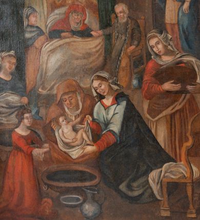 Zdjęcie nr 1: Obraz w kształcie stojącego prostokąta przedstawiający Narodziny Marii. Kompozycja wielopostaciowa, usytuowana we wnętrzu komnaty. Na pierwszym planie, po lewej stronie ukazana scena kąpieli Marii podtrzymywanej na białej chuście przez trzy położne ukazane w pozycji klęczącej. Kobieta po prawej zwrócona w prawo, w stronę Marii, ubrana jest w czerwoną suknię z długimi rękawami, bladoniebieską tunikę oraz ciemnogranatowy płaszcz, na głowie ma zawiązaną białą chustkę. Obok postać starszej kobiety, z pochyloną głową, ubranej w jasnobrązowy płaszcz, wokół twarzy podwika. Po lewej stronie dziewczęca postać w czerwonej sukni. Po prawej stronie obrazu postać służącej niosącej kosz, ukazanej frontalnie, ubranej w czerwoną suknię i jasnobrązową spódnicę oraz płaszcz. Na głowie ma udrapowaną białą chustę, zawiniętą wokół szyi i opadającą na lewe ramię. Na dalszym planie św. Anna przedstawiona w podeszłym wieku, leżąca na łożu z baldachimem. Święta zwrócona jest w lewo, w stronę siedzącego na krześle św. Joachima. Jest ubrana w granatową suknię i czerwoną chustę na głowie, wokół twarzy podwika. Święta lewą rękę podaje św. Joachimowi, ukazanemu jako stary mężczyzna, ubranemu w szarą tunikę i długi kubrak. Po lewej stronie widoczny fragment klęczącej kobiety, przysłoniętej kotarą baldachimu. Po prawej postać młodej kobiety, stojącej, zwróconej w trzech czwartych w prawo. Kobieta ubrana jest w jasnobrązową suknię i błękitny płaszcz okrywający prawe ramię i lewy bok postaci. Głowa ukazana profilem, częściowo okryta białą chustą. Scena rozgrywa się w komnacie, na tle brązowych ścian i podłogi. Z prawej strony  z przodu widać fragment krzesła z białą tkaniną na siedzeniu, w tle kominek. Obraz oprawiony w prostą, czarną ramę z żółto-czerwonym profilem od strony wewnętrznej. 