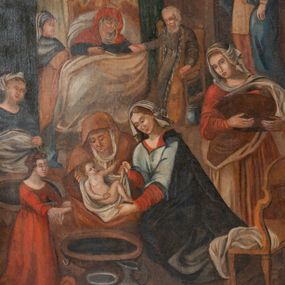 Zdjęcie nr 1: Obraz w kształcie stojącego prostokąta przedstawiający Narodziny Marii. Kompozycja wielopostaciowa, usytuowana we wnętrzu komnaty. Na pierwszym planie, po lewej stronie ukazana scena kąpieli Marii podtrzymywanej na białej chuście przez trzy położne ukazane w pozycji klęczącej. Kobieta po prawej zwrócona w prawo, w stronę Marii, ubrana jest w czerwoną suknię z długimi rękawami, bladoniebieską tunikę oraz ciemnogranatowy płaszcz, na głowie ma zawiązaną białą chustkę. Obok postać starszej kobiety, z pochyloną głową, ubranej w jasnobrązowy płaszcz, wokół twarzy podwika. Po lewej stronie dziewczęca postać w czerwonej sukni. Po prawej stronie obrazu postać służącej niosącej kosz, ukazanej frontalnie, ubranej w czerwoną suknię i jasnobrązową spódnicę oraz płaszcz. Na głowie ma udrapowaną białą chustę, zawiniętą wokół szyi i opadającą na lewe ramię. Na dalszym planie św. Anna przedstawiona w podeszłym wieku, leżąca na łożu z baldachimem. Święta zwrócona jest w lewo, w stronę siedzącego na krześle św. Joachima. Jest ubrana w granatową suknię i czerwoną chustę na głowie, wokół twarzy podwika. Święta lewą rękę podaje św. Joachimowi, ukazanemu jako stary mężczyzna, ubranemu w szarą tunikę i długi kubrak. Po lewej stronie widoczny fragment klęczącej kobiety, przysłoniętej kotarą baldachimu. Po prawej postać młodej kobiety, stojącej, zwróconej w trzech czwartych w prawo. Kobieta ubrana jest w jasnobrązową suknię i błękitny płaszcz okrywający prawe ramię i lewy bok postaci. Głowa ukazana profilem, częściowo okryta białą chustą. Scena rozgrywa się w komnacie, na tle brązowych ścian i podłogi. Z prawej strony  z przodu widać fragment krzesła z białą tkaniną na siedzeniu, w tle kominek. Obraz oprawiony w prostą, czarną ramę z żółto-czerwonym profilem od strony wewnętrznej. 