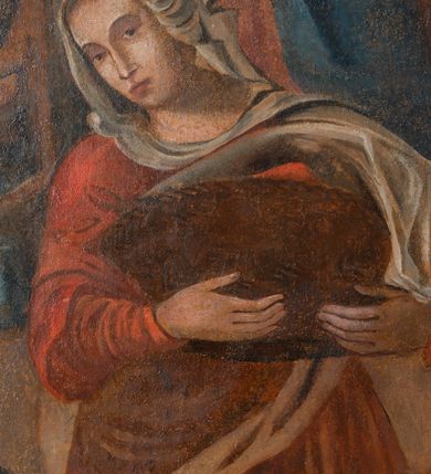 Zdjęcie nr 13: Obraz w kształcie stojącego prostokąta przedstawiający Narodziny Marii. Kompozycja wielopostaciowa, usytuowana we wnętrzu komnaty. Na pierwszym planie, po lewej stronie ukazana scena kąpieli Marii podtrzymywanej na białej chuście przez trzy położne ukazane w pozycji klęczącej. Kobieta po prawej zwrócona w prawo, w stronę Marii, ubrana jest w czerwoną suknię z długimi rękawami, bladoniebieską tunikę oraz ciemnogranatowy płaszcz, na głowie ma zawiązaną białą chustkę. Obok postać starszej kobiety, z pochyloną głową, ubranej w jasnobrązowy płaszcz, wokół twarzy podwika. Po lewej stronie dziewczęca postać w czerwonej sukni. Po prawej stronie obrazu postać służącej niosącej kosz, ukazanej frontalnie, ubranej w czerwoną suknię i jasnobrązową spódnicę oraz płaszcz. Na głowie ma udrapowaną białą chustę, zawiniętą wokół szyi i opadającą na lewe ramię. Na dalszym planie św. Anna przedstawiona w podeszłym wieku, leżąca na łożu z baldachimem. Święta zwrócona jest w lewo, w stronę siedzącego na krześle św. Joachima. Jest ubrana w granatową suknię i czerwoną chustę na głowie, wokół twarzy podwika. Święta lewą rękę podaje św. Joachimowi, ukazanemu jako stary mężczyzna, ubranemu w szarą tunikę i długi kubrak. Po lewej stronie widoczny fragment klęczącej kobiety, przysłoniętej kotarą baldachimu. Po prawej postać młodej kobiety, stojącej, zwróconej w trzech czwartych w prawo. Kobieta ubrana jest w jasnobrązową suknię i błękitny płaszcz okrywający prawe ramię i lewy bok postaci. Głowa ukazana profilem, częściowo okryta białą chustą. Scena rozgrywa się w komnacie, na tle brązowych ścian i podłogi. Z prawej strony  z przodu widać fragment krzesła z białą tkaniną na siedzeniu, w tle kominek. Obraz oprawiony w prostą, czarną ramę z żółto-czerwonym profilem od strony wewnętrznej. 