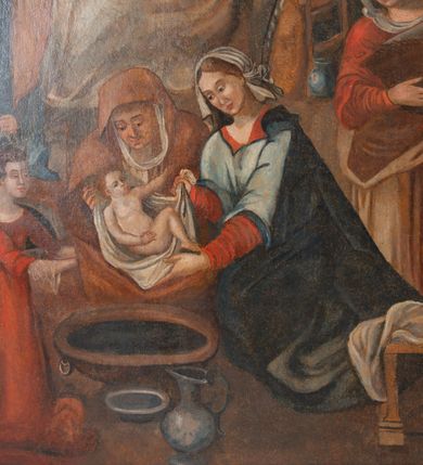 Zdjęcie nr 8: Obraz w kształcie stojącego prostokąta przedstawiający Narodziny Marii. Kompozycja wielopostaciowa, usytuowana we wnętrzu komnaty. Na pierwszym planie, po lewej stronie ukazana scena kąpieli Marii podtrzymywanej na białej chuście przez trzy położne ukazane w pozycji klęczącej. Kobieta po prawej zwrócona w prawo, w stronę Marii, ubrana jest w czerwoną suknię z długimi rękawami, bladoniebieską tunikę oraz ciemnogranatowy płaszcz, na głowie ma zawiązaną białą chustkę. Obok postać starszej kobiety, z pochyloną głową, ubranej w jasnobrązowy płaszcz, wokół twarzy podwika. Po lewej stronie dziewczęca postać w czerwonej sukni. Po prawej stronie obrazu postać służącej niosącej kosz, ukazanej frontalnie, ubranej w czerwoną suknię i jasnobrązową spódnicę oraz płaszcz. Na głowie ma udrapowaną białą chustę, zawiniętą wokół szyi i opadającą na lewe ramię. Na dalszym planie św. Anna przedstawiona w podeszłym wieku, leżąca na łożu z baldachimem. Święta zwrócona jest w lewo, w stronę siedzącego na krześle św. Joachima. Jest ubrana w granatową suknię i czerwoną chustę na głowie, wokół twarzy podwika. Święta lewą rękę podaje św. Joachimowi, ukazanemu jako stary mężczyzna, ubranemu w szarą tunikę i długi kubrak. Po lewej stronie widoczny fragment klęczącej kobiety, przysłoniętej kotarą baldachimu. Po prawej postać młodej kobiety, stojącej, zwróconej w trzech czwartych w prawo. Kobieta ubrana jest w jasnobrązową suknię i błękitny płaszcz okrywający prawe ramię i lewy bok postaci. Głowa ukazana profilem, częściowo okryta białą chustą. Scena rozgrywa się w komnacie, na tle brązowych ścian i podłogi. Z prawej strony  z przodu widać fragment krzesła z białą tkaniną na siedzeniu, w tle kominek. Obraz oprawiony w prostą, czarną ramę z żółto-czerwonym profilem od strony wewnętrznej. 