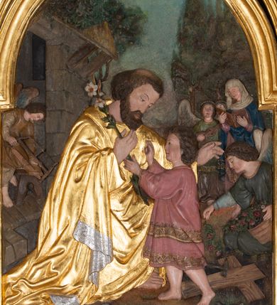 Zdjęcie nr 5: Nastawa ołtarzowa drewniana, architektoniczna, jednoosiowa, jednokondygnacyjna ze zwieńczeniem. Mensa w typie sarkofagowym, wklęsło-wypukła, zwężający się ku dołowi, zamknięta gzymsem; naroża ujęte fragmentami rocaille&#039;u, na froncie rocaille’owy kartusz; portatyl kamienny. Retabulum posadowione na cokole zryzalitowanym po bokach, zamkniętym silnie wysuniętym gzymsem; ujęte parą kolumn o kapitelach korynckich dźwigających imposty, których fryz przebiega przez całą szerokość retabulum, przyjmując nad polem środkowym formę łuku półkolistego nadwieszonego. W polu środkowym znajduje się nisza w formie kwadratu zamkniętego łukiem półkolistym nadwieszonym z płaskorzeźbioną sceną Świętej Rodziny w warsztacie, ujętego trzema ramami. Zwieńczenie ma formę zbliżoną do trapezu. Jest flankowane spływami wolutowymi i zamknięte baldachimem z profilowanym cokołem. W polu medalion otoczony profilowaną ramą z obrazem „Veraikon”. Cokoły kolumn dekorowane z trzech stron płycinami z ornamentem roślinnym; w polu predelli płycina w formie leżącego prostokąta o wypukłych ściankach bocznych z ornamentem roślinnym. Kondygnacja ujęta uszami utworzonymi z mięsistego akantu. Na fryzie rozety; na impostach rokokowe wazony z dużymi kwiatami słonecznika, róż i lilii, rama obrazu zwieńczenia dekorowana ornamentem roślinnym; u spodu akant z rozetami. Baldachim z podwieszonym lambrekinem; na jego cokole rokokowy wazon z dużymi kwiatami słonecznika, róż i lilii. Struktura marmoryzowana w kolorze szaro-niebieskim; ornamentyka, profile i kolumny złocone i srebrzone.