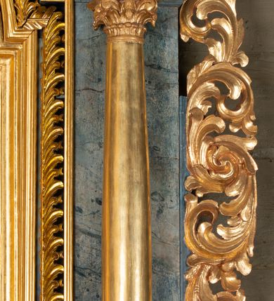 Zdjęcie nr 10: Nastawa ołtarzowa drewniana, architektoniczna, jednoosiowa, jednokondygnacyjna ze zwieńczeniem. Mensa w typie sarkofagowym, wklęsło-wypukła, zwężający się ku dołowi, zamknięta gzymsem; naroża ujęte fragmentami rocaille'u, na froncie rocaille’owy kartusz; portatyl kamienny. Retabulum posadowione na cokole zryzalitowanym po bokach, zamkniętym silnie wysuniętym gzymsem; ujęte parą kolumn o kapitelach korynckich dźwigających imposty, których fryz przebiega przez całą szerokość retabulum, przyjmując nad polem środkowym formę łuku półkolistego nadwieszonego. W polu środkowym znajduje się nisza w formie kwadratu zamkniętego łukiem półkolistym nadwieszonym z płaskorzeźbioną sceną Świętej Rodziny w warsztacie, ujętego trzema ramami. Zwieńczenie ma formę zbliżoną do trapezu. Jest flankowane spływami wolutowymi i zamknięte baldachimem z profilowanym cokołem. W polu medalion otoczony profilowaną ramą z obrazem „Veraikon”. Cokoły kolumn dekorowane z trzech stron płycinami z ornamentem roślinnym; w polu predelli płycina w formie leżącego prostokąta o wypukłych ściankach bocznych z ornamentem roślinnym. Kondygnacja ujęta uszami utworzonymi z mięsistego akantu. Na fryzie rozety; na impostach rokokowe wazony z dużymi kwiatami słonecznika, róż i lilii, rama obrazu zwieńczenia dekorowana ornamentem roślinnym; u spodu akant z rozetami. Baldachim z podwieszonym lambrekinem; na jego cokole rokokowy wazon z dużymi kwiatami słonecznika, róż i lilii. Struktura marmoryzowana w kolorze szaro-niebieskim; ornamentyka, profile i kolumny złocone i srebrzone.