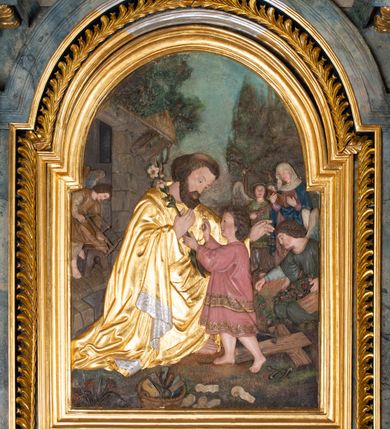 Zdjęcie nr 4: Nastawa ołtarzowa drewniana, architektoniczna, jednoosiowa, jednokondygnacyjna ze zwieńczeniem. Mensa w typie sarkofagowym, wklęsło-wypukła, zwężający się ku dołowi, zamknięta gzymsem; naroża ujęte fragmentami rocaille'u, na froncie rocaille’owy kartusz; portatyl kamienny. Retabulum posadowione na cokole zryzalitowanym po bokach, zamkniętym silnie wysuniętym gzymsem; ujęte parą kolumn o kapitelach korynckich dźwigających imposty, których fryz przebiega przez całą szerokość retabulum, przyjmując nad polem środkowym formę łuku półkolistego nadwieszonego. W polu środkowym znajduje się nisza w formie kwadratu zamkniętego łukiem półkolistym nadwieszonym z płaskorzeźbioną sceną Świętej Rodziny w warsztacie, ujętego trzema ramami. Zwieńczenie ma formę zbliżoną do trapezu. Jest flankowane spływami wolutowymi i zamknięte baldachimem z profilowanym cokołem. W polu medalion otoczony profilowaną ramą z obrazem „Veraikon”. Cokoły kolumn dekorowane z trzech stron płycinami z ornamentem roślinnym; w polu predelli płycina w formie leżącego prostokąta o wypukłych ściankach bocznych z ornamentem roślinnym. Kondygnacja ujęta uszami utworzonymi z mięsistego akantu. Na fryzie rozety; na impostach rokokowe wazony z dużymi kwiatami słonecznika, róż i lilii, rama obrazu zwieńczenia dekorowana ornamentem roślinnym; u spodu akant z rozetami. Baldachim z podwieszonym lambrekinem; na jego cokole rokokowy wazon z dużymi kwiatami słonecznika, róż i lilii. Struktura marmoryzowana w kolorze szaro-niebieskim; ornamentyka, profile i kolumny złocone i srebrzone.