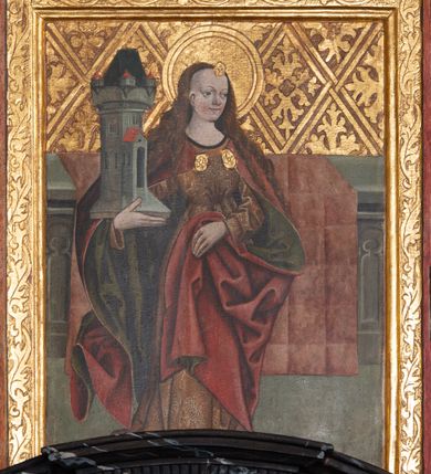 Zdjęcie nr 22: Ołtarz trójosiowy, dwukondygnacyjny z bramkami o formach architektonicznych, uszaty. Mensa murowana, prostopadłościenna z drewnianym antepedium ujętym profilowaną ramą z malowaną dekoracją roślinną. W polu malowane na płótnie przedstawienie adoracji Najświętszego Sakramentu. Tabernakulum w formie prostopadłościanu, o wypukłej ściance frontowej, ujętej pilastrami o kapitelach w formie akantowych konsol podtrzymujących pełne belkowanie. Na trzonach owalne lustra w akantowych ramach. W zwieńczeniu dwie uskrzydlone główki anielskie. Na metalowych drzwiczkach krucyfiks oraz kielich z hostią w otoczeniu winnych gron i kłosów (na odwrociu). Naroża tabernakulum flankuje para aniołów ustawionych na wolutowych konsolach. Nastawa umieszczona na wysokim cokole z bramkami mieszczącymi obrazy Chrystusa w typie Ecce Homo (z lewej) oraz Matki Boskiej Bolesnej (z prawej). Cokół artykułowany wysokimi postumentami, na których ustawione są kolumny. W polach postumentów złocona dekoracja akantowa. Kondygnacja pierwsza trójosiowa, artykułowana złoconymi kolumnami o korynckich kapitelach, ujęta srebrzonymi akantowymi uszami (suchy akant). Kolumny dźwigają pełne belkowanie, wyłamane na osiach podpór oraz odcinki przyczółka, na których siedzą figury aniołów w białych szatach. Dodatkowo, w osiach kolumn umieszczone mniejsze figury klęczących aniołów (osie wewnętrzne) oraz marmoryzowane, owalne kartusze ujęte złoconymi ramami z ornamentem małżowinowo-chrząstkowym (osie zewnętrzne). W partii fryzu złocone rozetki oraz marmoryzowane, owalne kartusze ujęte złoconym akantem. Gzyms profilowany, dekorowany dodatkowo złoconym kimationem. W polu środkowym prostokątny obraz przedstawiający Rodzinę Marii. Na zasuwie umieszczony obraz z wizerunkiem św. Katarzyny Aleksandryjskiej. Powyżej, w osi ołtarza obraz ze sceną Koronacji Marii, o nieregularnym kształcie w akantowej ramie, zwieńczonej koroną. W osiach bocznych umieszczone skrzydła boczne dawnego, gotyckiego tryptyku z wizerunkami św. Jana Chrzciciela i św. Barbary (z lewej) oraz św. Stanisława biskupa i św. Katarzyny Aleksandryjskiej (z prawej). Zwieńczenie ołtarza w formie edikuli ujętej złoconymi, korynckimi kolumnami oraz złoconymi, akantowymi uszami. Po bokach niewielkie figury klęczących aniołów. Podpory dźwigają wyłamane belkowanie dekorowane kimationem i rozetkami, łukowato wyginające się w osi ołtarza. W polu obraz w kształcie stojącego prostokąta zamkniętego łukiem półkolistym ze sceną Zwiastowania. Całość zwieńczona srebrzonym baldachimem z podwieszonej tkaniny przewiązanej złotym sznurem ze złoconą koroną umieszczoną na szczycie. Struktura ołtarza marmoryzowana w odcieniu ciemnoszarym, profile i płyciny na filarach marmoryzowane w kolorze bordowym, ornamentyka złocona i posrebrzana.