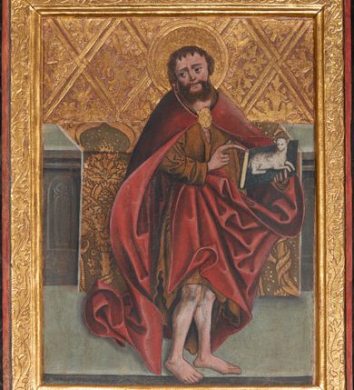 Zdjęcie nr 19: Ołtarz trójosiowy, dwukondygnacyjny z bramkami o formach architektonicznych, uszaty. Mensa murowana, prostopadłościenna z drewnianym antepedium ujętym profilowaną ramą z malowaną dekoracją roślinną. W polu malowane na płótnie przedstawienie adoracji Najświętszego Sakramentu. Tabernakulum w formie prostopadłościanu, o wypukłej ściance frontowej, ujętej pilastrami o kapitelach w formie akantowych konsol podtrzymujących pełne belkowanie. Na trzonach owalne lustra w akantowych ramach. W zwieńczeniu dwie uskrzydlone główki anielskie. Na metalowych drzwiczkach krucyfiks oraz kielich z hostią w otoczeniu winnych gron i kłosów (na odwrociu). Naroża tabernakulum flankuje para aniołów ustawionych na wolutowych konsolach. Nastawa umieszczona na wysokim cokole z bramkami mieszczącymi obrazy Chrystusa w typie Ecce Homo (z lewej) oraz Matki Boskiej Bolesnej (z prawej). Cokół artykułowany wysokimi postumentami, na których ustawione są kolumny. W polach postumentów złocona dekoracja akantowa. Kondygnacja pierwsza trójosiowa, artykułowana złoconymi kolumnami o korynckich kapitelach, ujęta srebrzonymi akantowymi uszami (suchy akant). Kolumny dźwigają pełne belkowanie, wyłamane na osiach podpór oraz odcinki przyczółka, na których siedzą figury aniołów w białych szatach. Dodatkowo, w osiach kolumn umieszczone mniejsze figury klęczących aniołów (osie wewnętrzne) oraz marmoryzowane, owalne kartusze ujęte złoconymi ramami z ornamentem małżowinowo-chrząstkowym (osie zewnętrzne). W partii fryzu złocone rozetki oraz marmoryzowane, owalne kartusze ujęte złoconym akantem. Gzyms profilowany, dekorowany dodatkowo złoconym kimationem. W polu środkowym prostokątny obraz przedstawiający Rodzinę Marii. Na zasuwie umieszczony obraz z wizerunkiem św. Katarzyny Aleksandryjskiej. Powyżej, w osi ołtarza obraz ze sceną Koronacji Marii, o nieregularnym kształcie w akantowej ramie, zwieńczonej koroną. W osiach bocznych umieszczone skrzydła boczne dawnego, gotyckiego tryptyku z wizerunkami św. Jana Chrzciciela i św. Barbary (z lewej) oraz św. Stanisława biskupa i św. Katarzyny Aleksandryjskiej (z prawej). Zwieńczenie ołtarza w formie edikuli ujętej złoconymi, korynckimi kolumnami oraz złoconymi, akantowymi uszami. Po bokach niewielkie figury klęczących aniołów. Podpory dźwigają wyłamane belkowanie dekorowane kimationem i rozetkami, łukowato wyginające się w osi ołtarza. W polu obraz w kształcie stojącego prostokąta zamkniętego łukiem półkolistym ze sceną Zwiastowania. Całość zwieńczona srebrzonym baldachimem z podwieszonej tkaniny przewiązanej złotym sznurem ze złoconą koroną umieszczoną na szczycie. Struktura ołtarza marmoryzowana w odcieniu ciemnoszarym, profile i płyciny na filarach marmoryzowane w kolorze bordowym, ornamentyka złocona i posrebrzana.